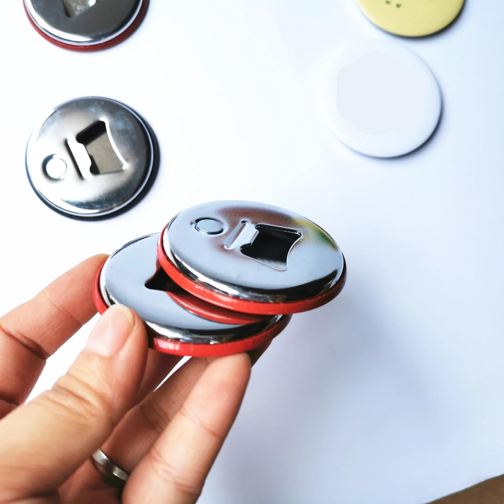100 szt. 58mm metalowe części guzikowe dostarcza magnes na lodówkę otwieracz do butelek