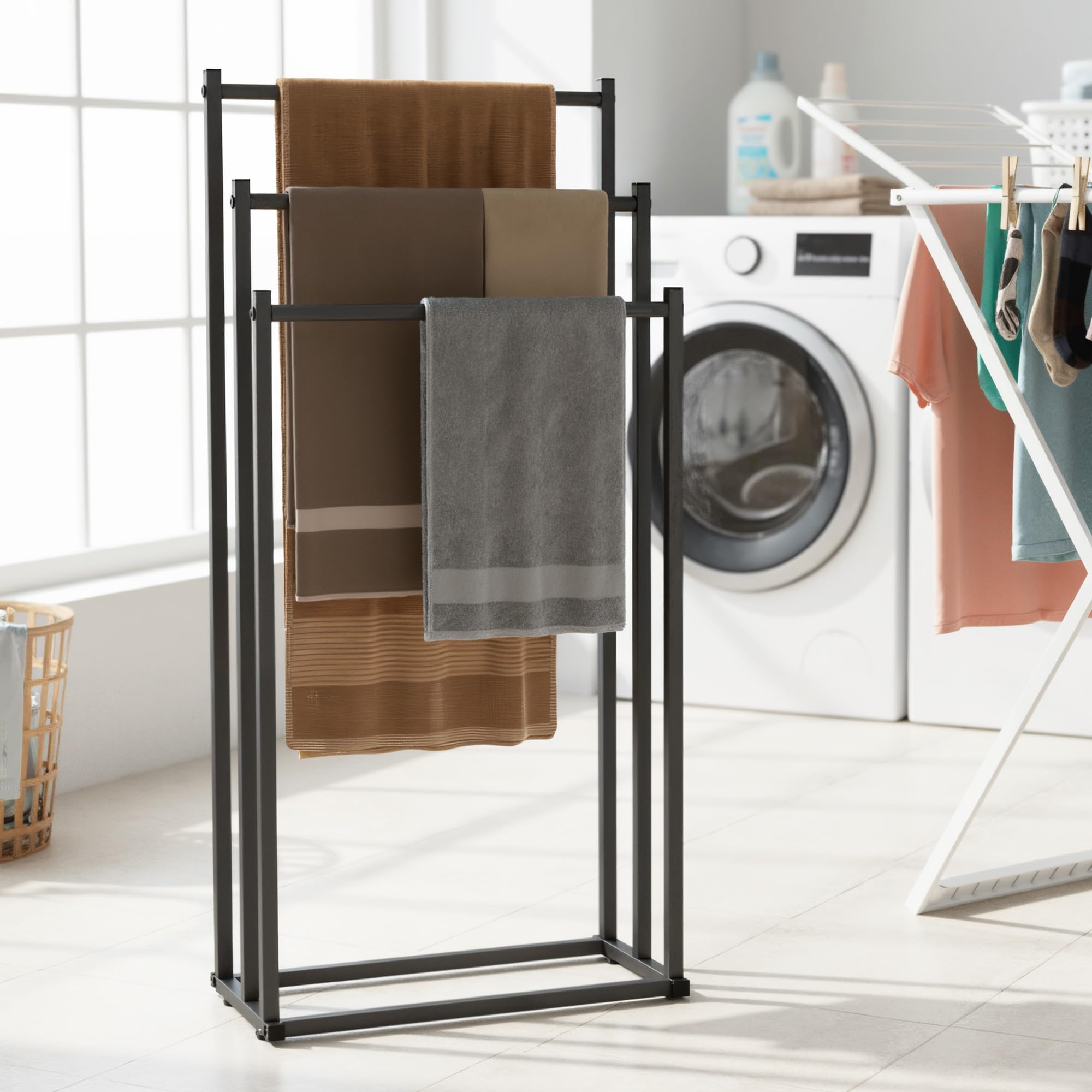 Porte Serviette sur Pied Salle De Bain, Support Serviettes Autoportant en Métal, Porte-Serviettes Noir sur Pied à Trois Niveaux, pour Les Serviettes de Toilette et Les Draps de Bain