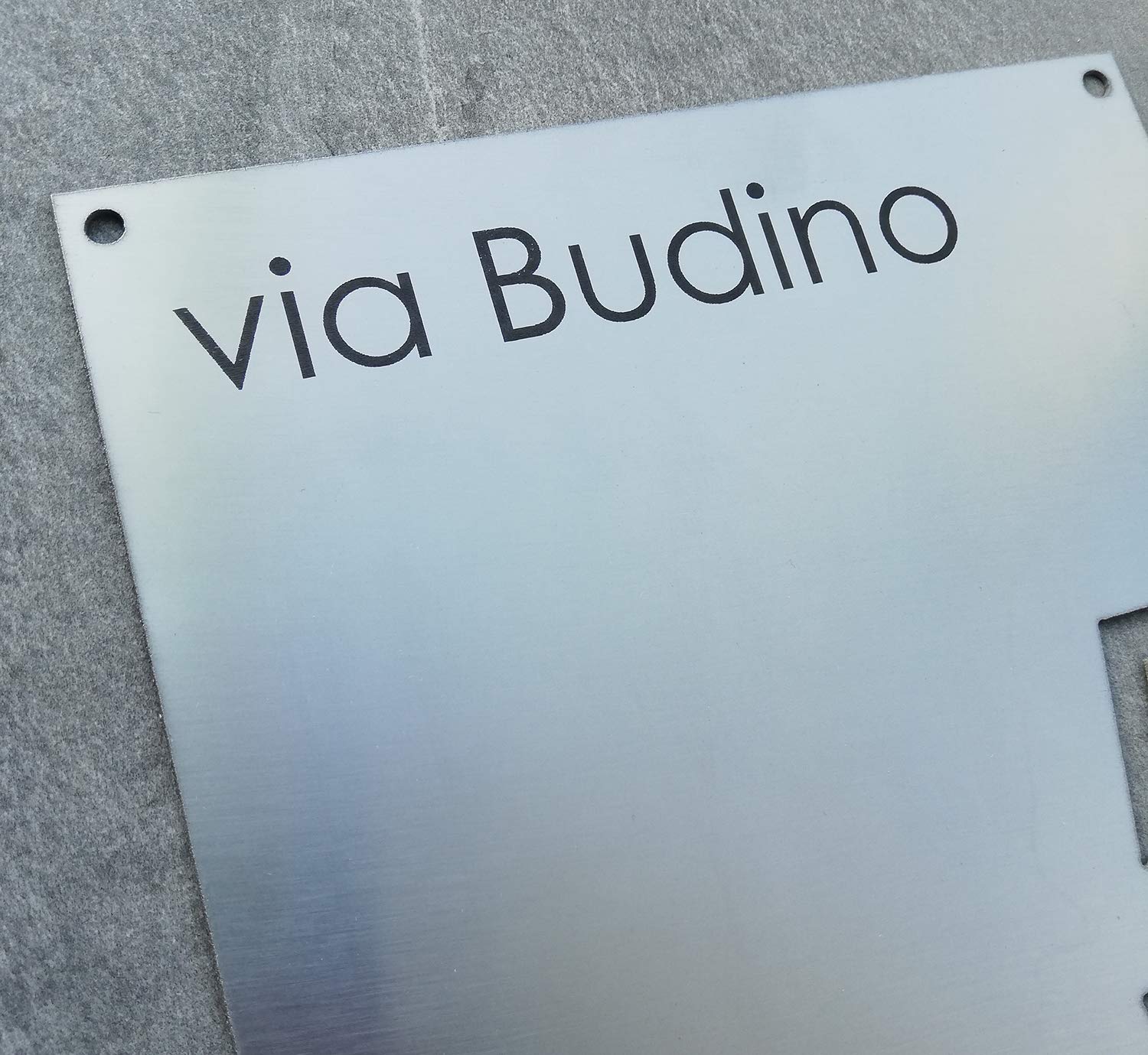 GUIZZO Creart - Numero Civico Esterno in Acciaio Inox, Targa Personalizzata con Numeri Civici Esterni, Via e/o Famiglia e Nomi Made in Italy, Targhetta Personalizzata Porta Ingresso Esterno, 15x15H cm