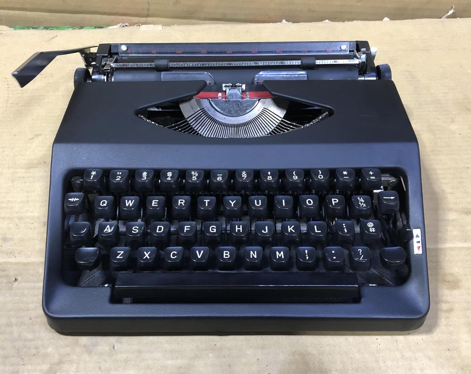Klassische manuelle Schreibmaschine Textverarbeitung Manuelle Schreibmaschine Briefumschlag Schreiben Notiz nehmen Roman Schreiben