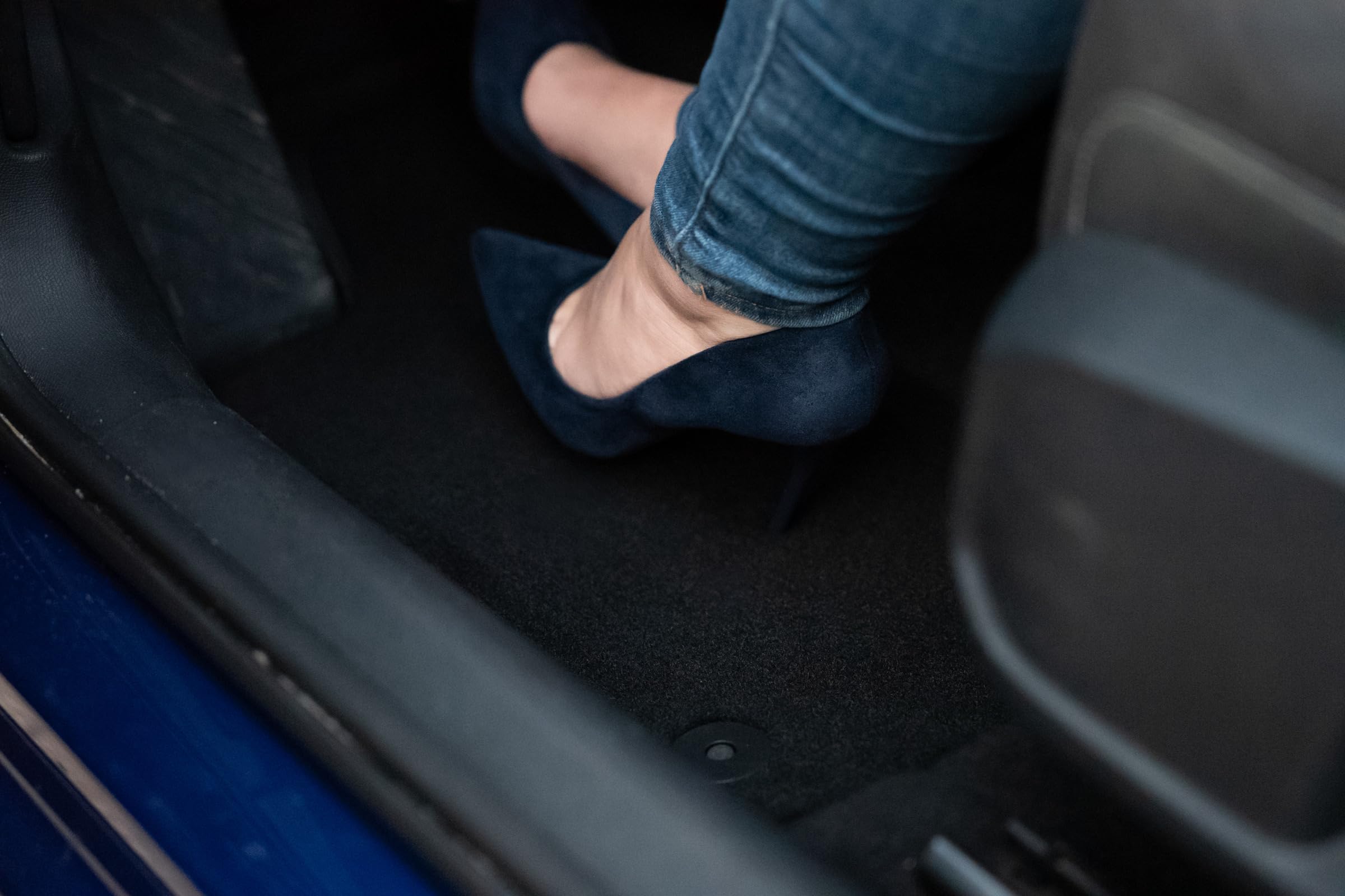 Mata samochodowa – pasuje do Peugeot Bipper Kombi, Tipi 2007-2017 – welurowa – akcesoria samochodowe – dywaniki samochodowe – 4-częściowa – czarna