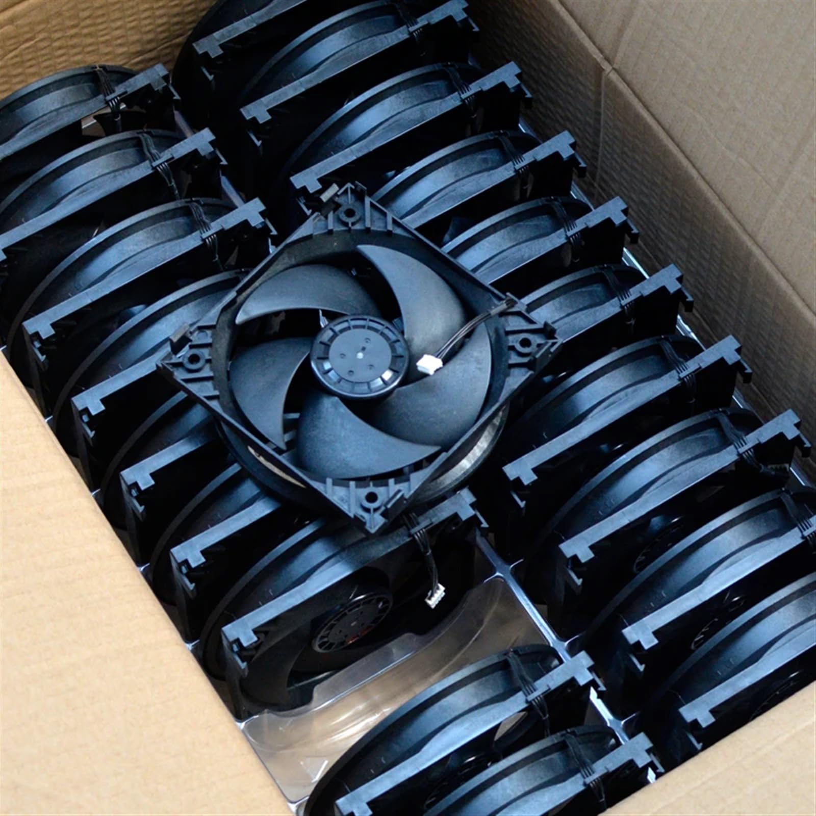Una consola de juegos tiene un ventilador de refrigeración incorporado for mantenimiento y reemplazo 12V 0.50A I12T12MS1A5-57A07 6120G 14A