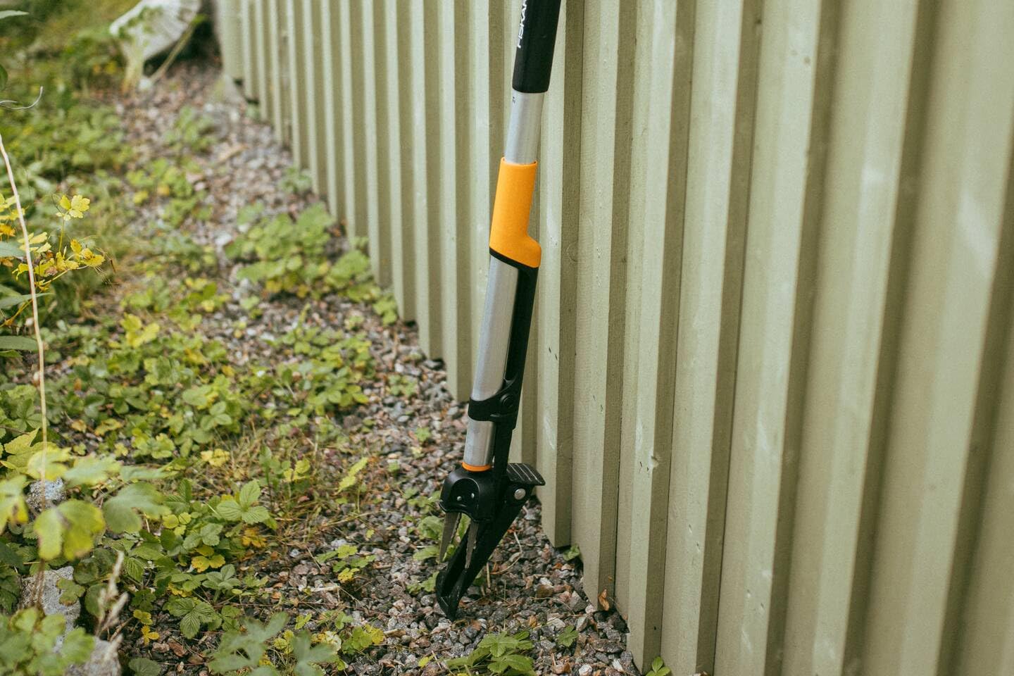 Fiskars Ergonomic Estirpatore di Erbacce | Impugnatura Ergonomica Offset, Sistema di Espulsione, Pedana Pieghevole, Nero/Arancione, 1082708