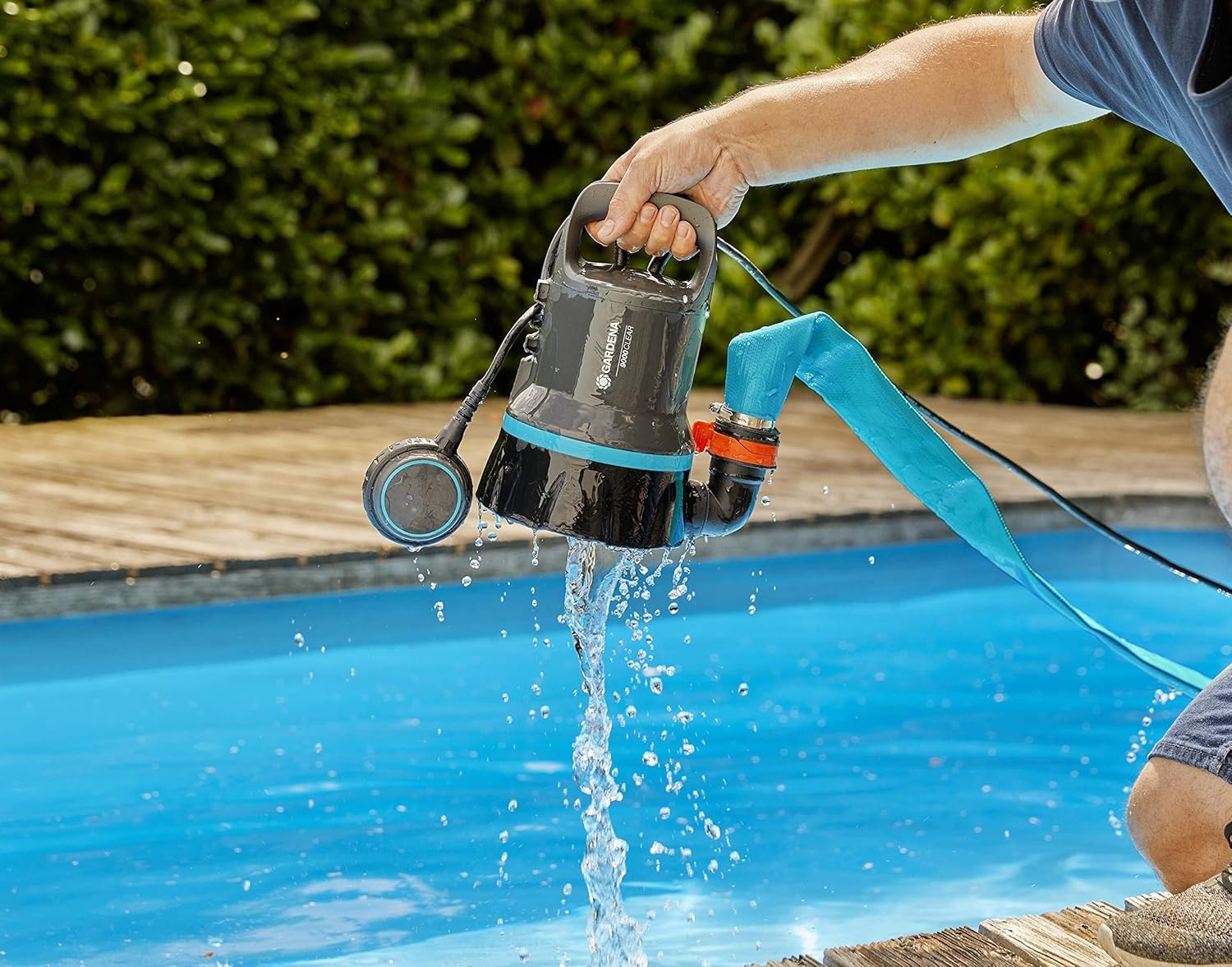 Gardena Klarwasser-Tauchpumpe 9000: Klarwasserpumpe mit 9.000 l/h Fördermenge, Schwimmschalter mit Dauerlaufoption, Flachabsaugung bis 2 mm, Schnellkupplungssystem, 300 W (09030-20)