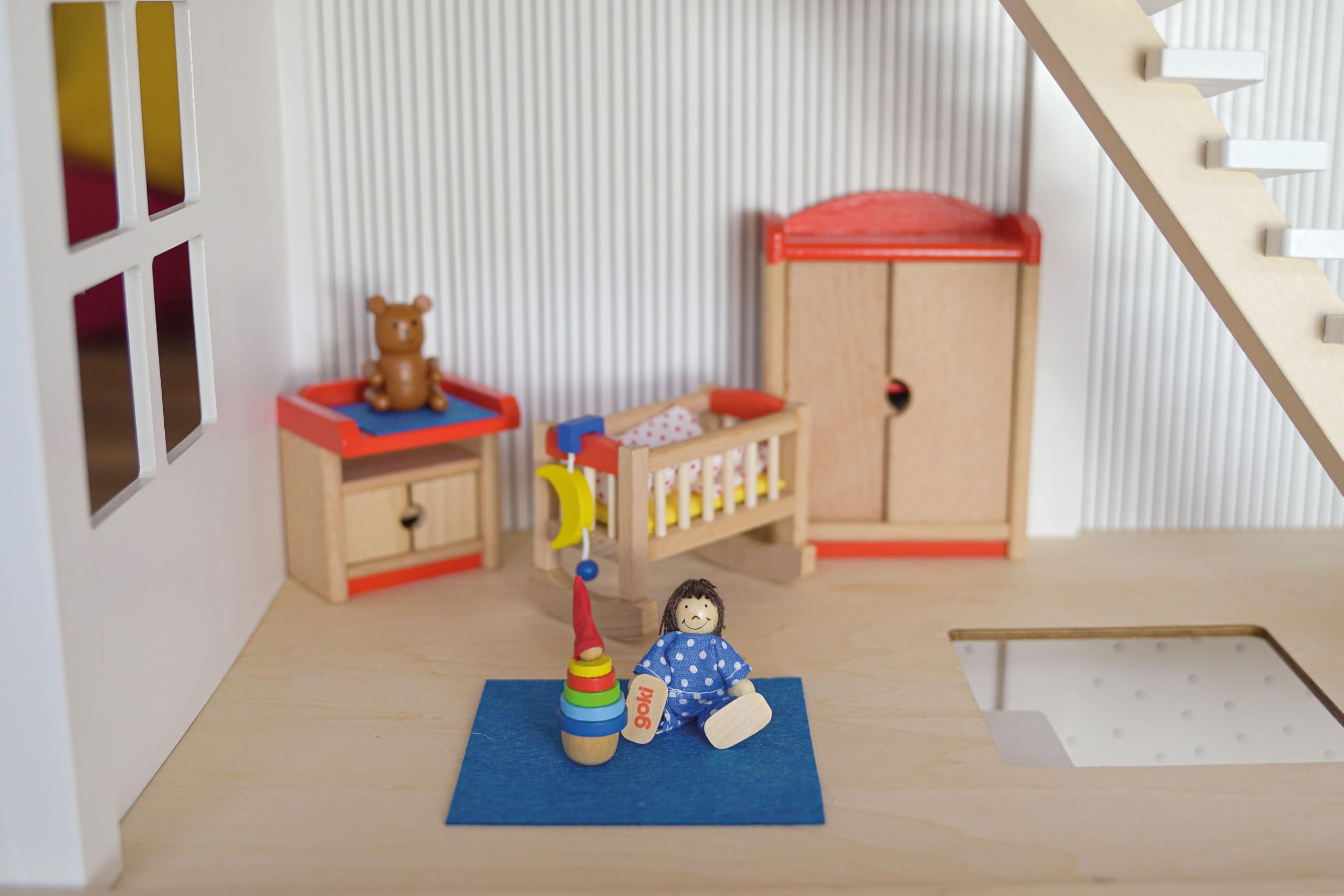 goki 6633 - Puppenhaus Set XXL, 115 Teile aus Holz & Textil, Komplettes Möbelset & Zubehör, Biegepuppenfamilie, Küche, Badezimmer, Schlafzimmer, Wohnzimmer, Haus mit Etagen 65 x 35 x 88cm, ab 3 Jahre