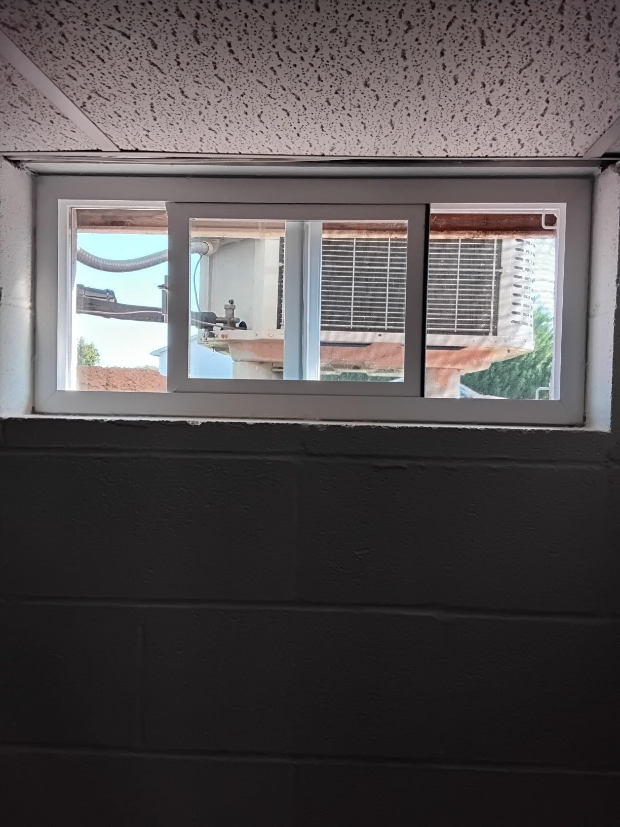 Finestre finestra scorrevoli Finestra bianca da fienile per il bagno di casa con serratura, vetro e schermo, sostituzione delle finestre interne esterne della casa, finestre seminterrato scorrevoli or