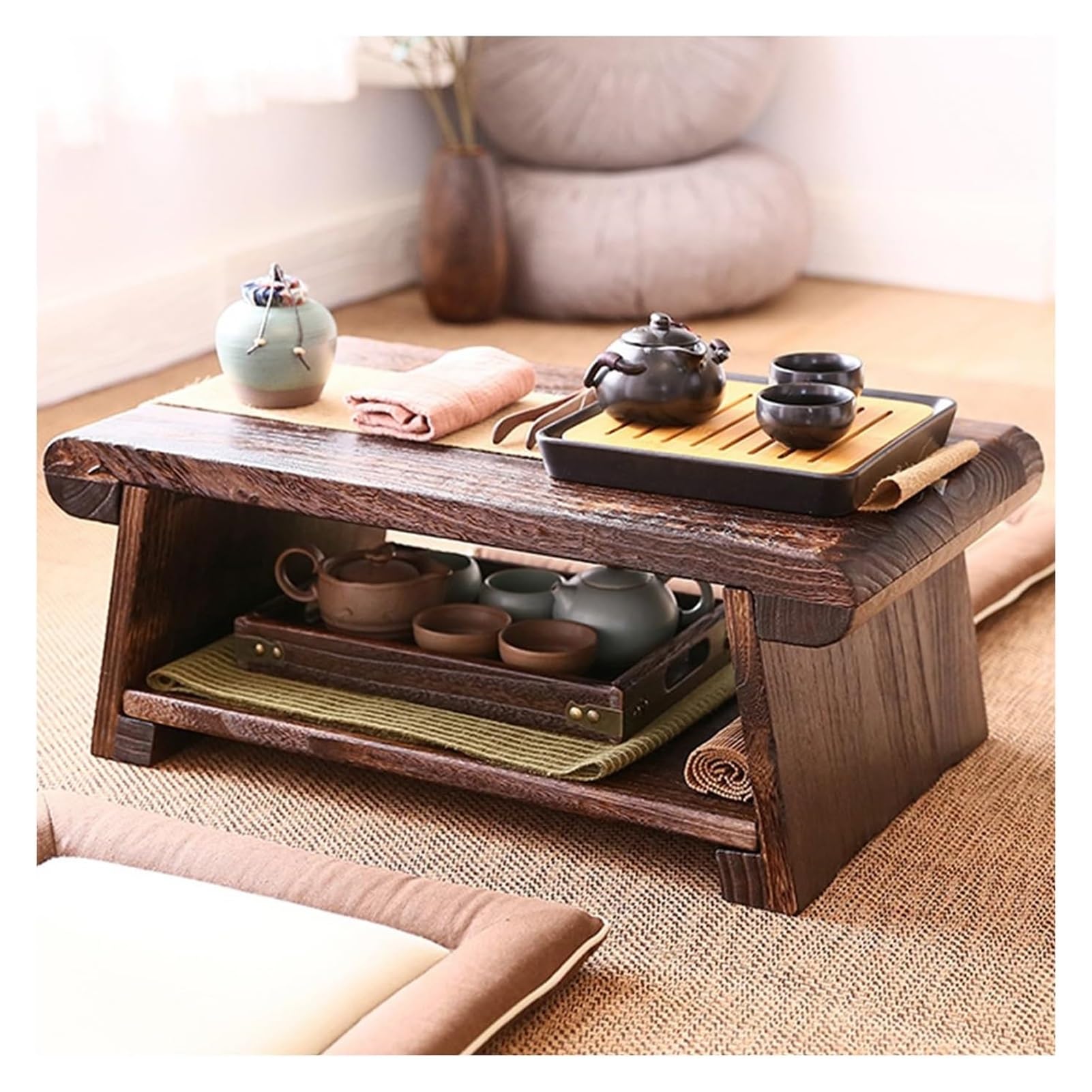 Table basse japonaise rétro pour créer un espace thé zen à la maison