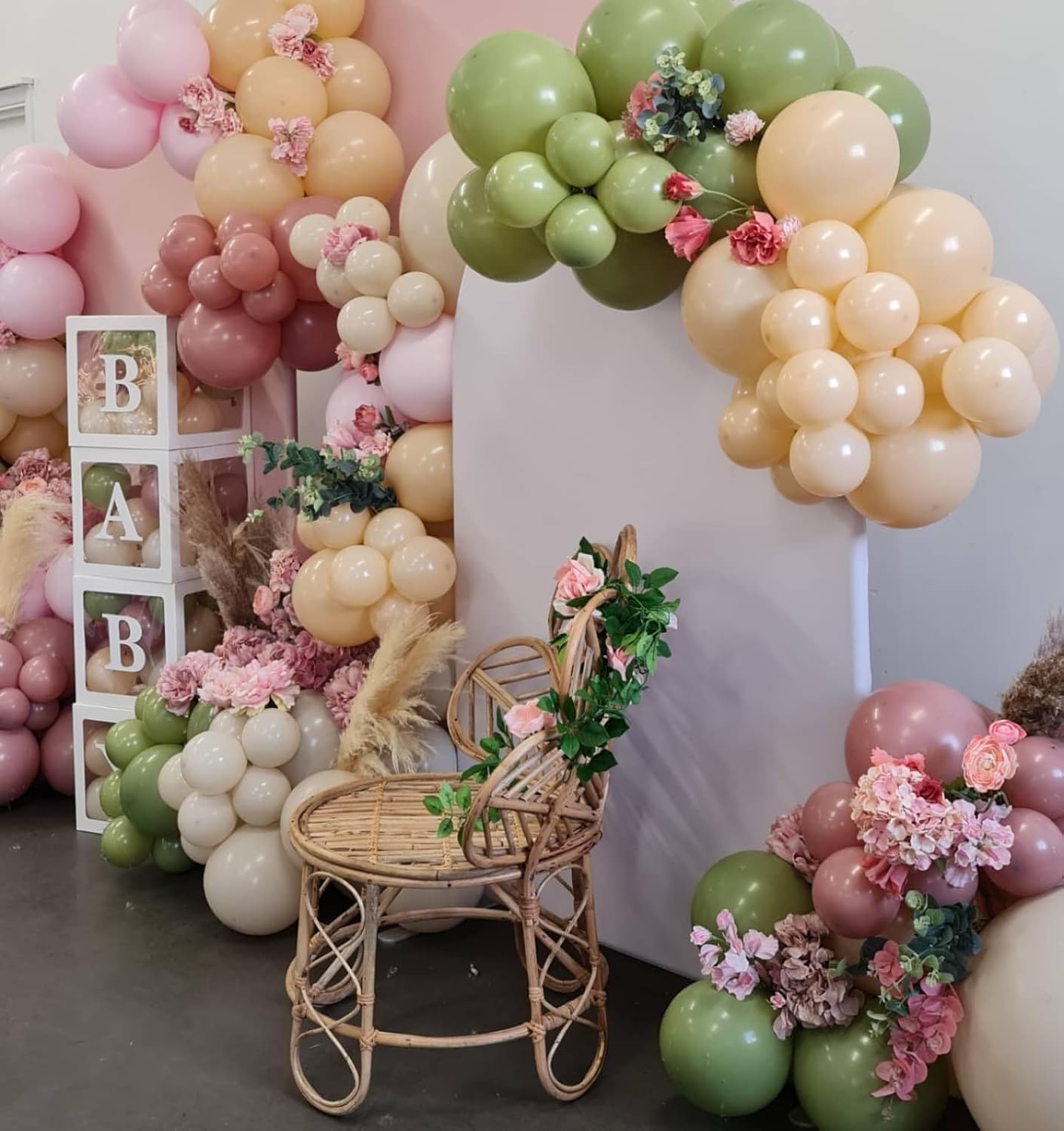 Kit Decorazioni Compleanno Verde Salvia E Rosa Cipria: Palloncini Lattice E Alluminio, Striscione, Frange, Pompon, Topper Torta Boho - 2