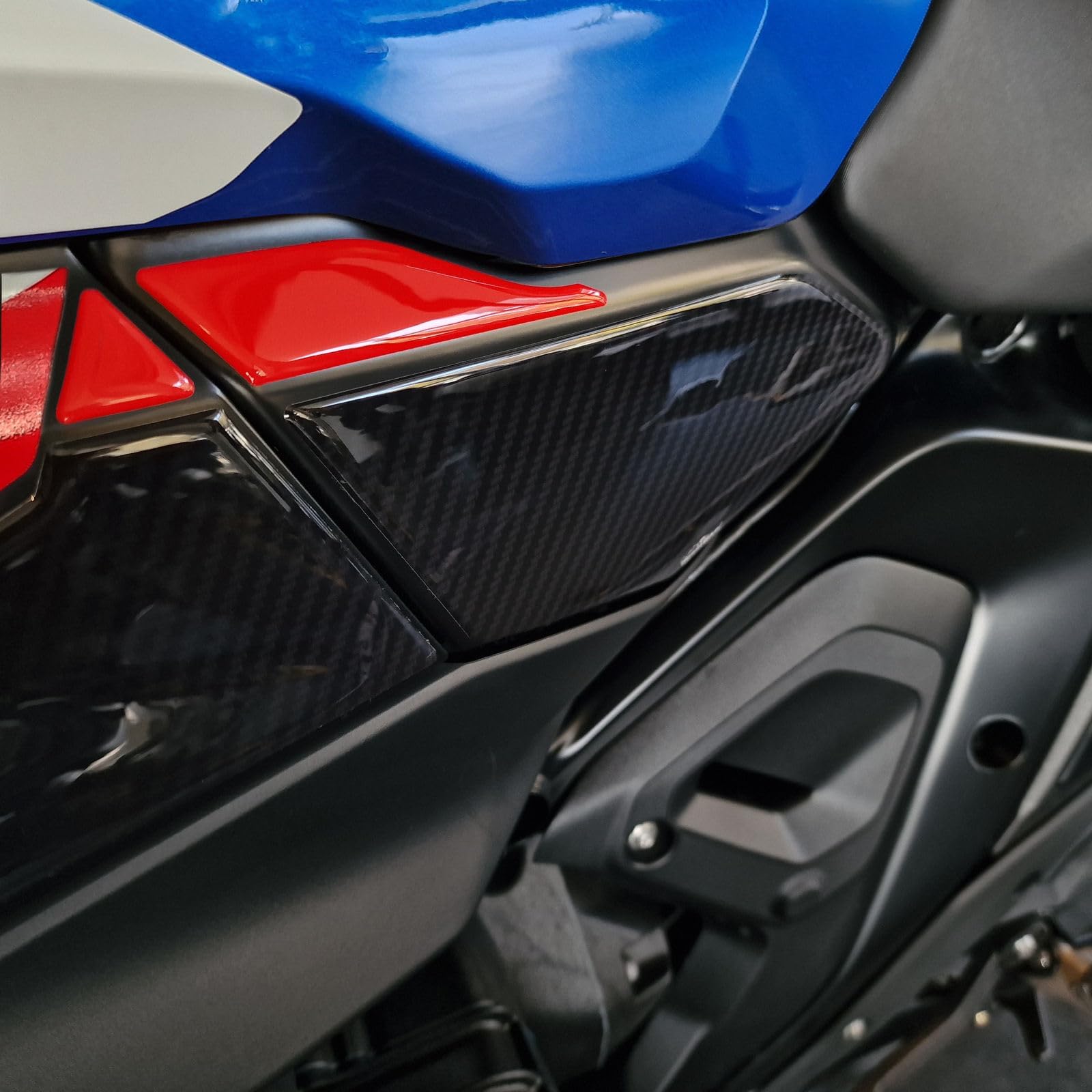 Resin Bike Adhesivos de Moto Compatibles con BMW R 1300 GS Trophy 2023-2026. Protección para Bastidor Central de Choques y Arañazos de Moto. Adhesivo 3D Resinado - Made in Italy