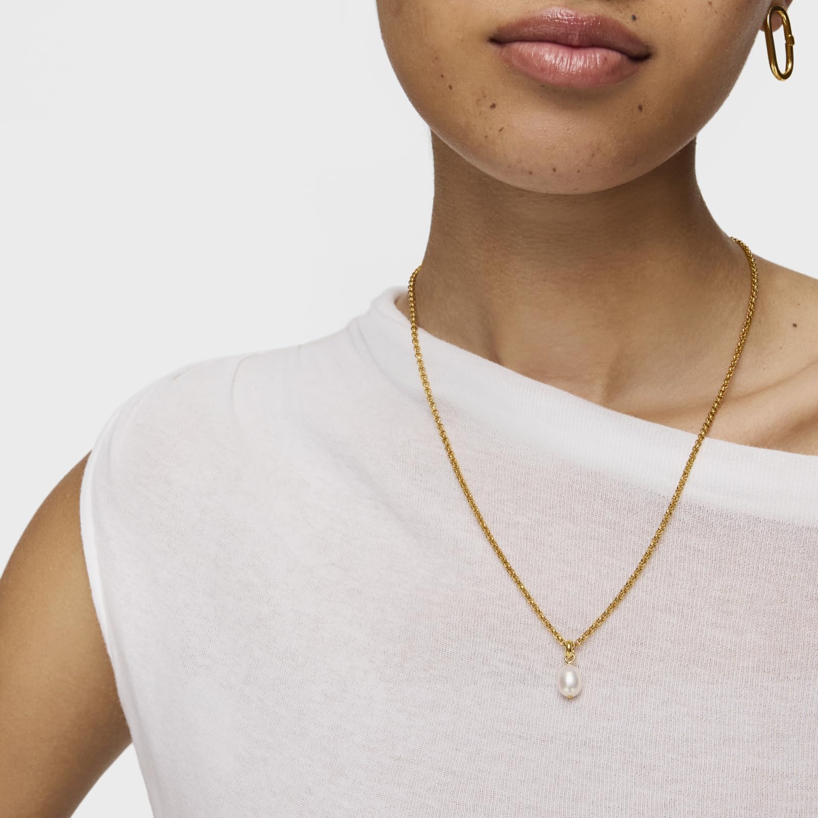 TOUS Colgante Pequeño para Mujer con Baño de Oro 18 Kt sobre Plata de Primera Ley y Perla Cultivada, Colección Hold Oval