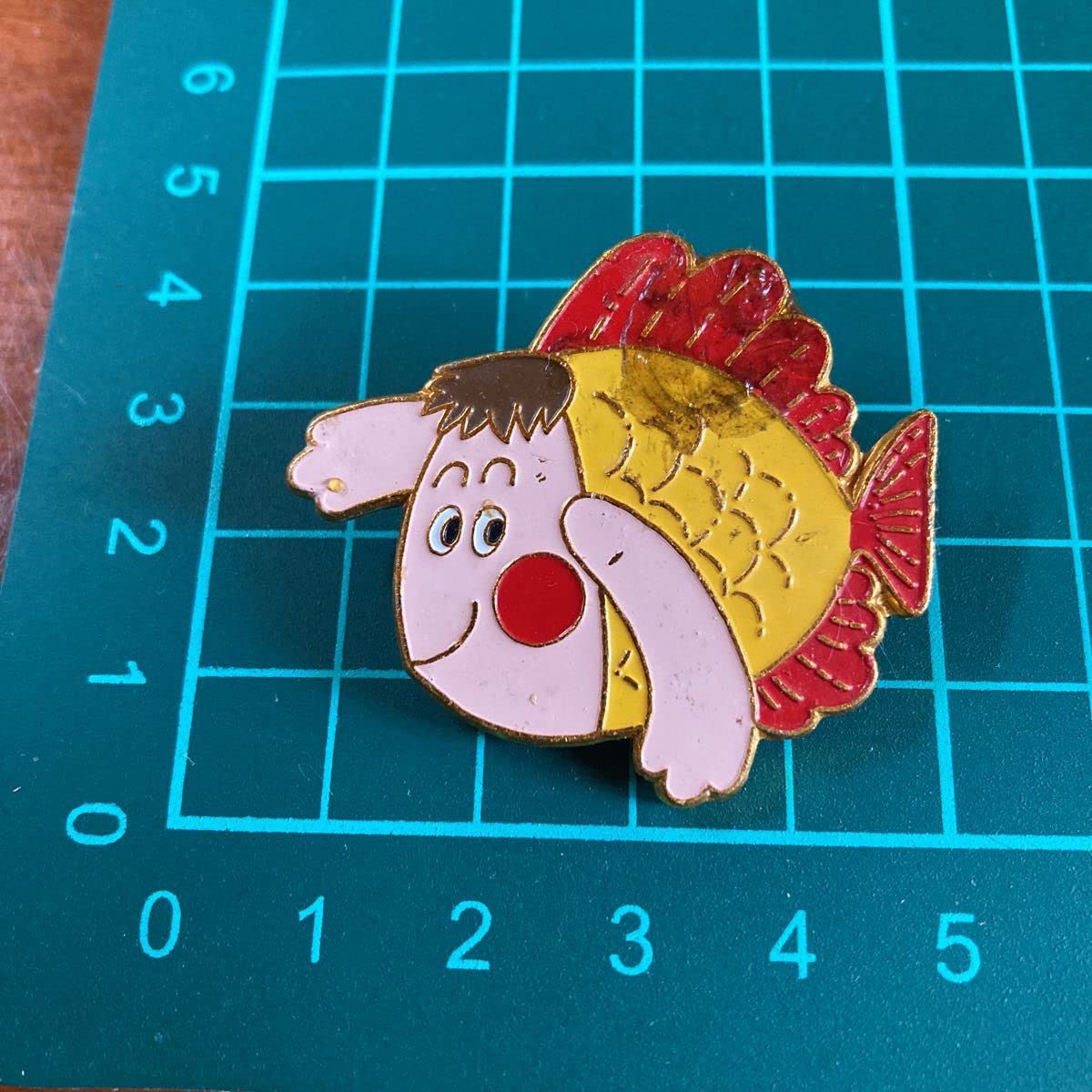 たい焼きくんバッチ Amazon.co.jp: ピンバッチ【昭和レトロ】およげ！たいやきくん