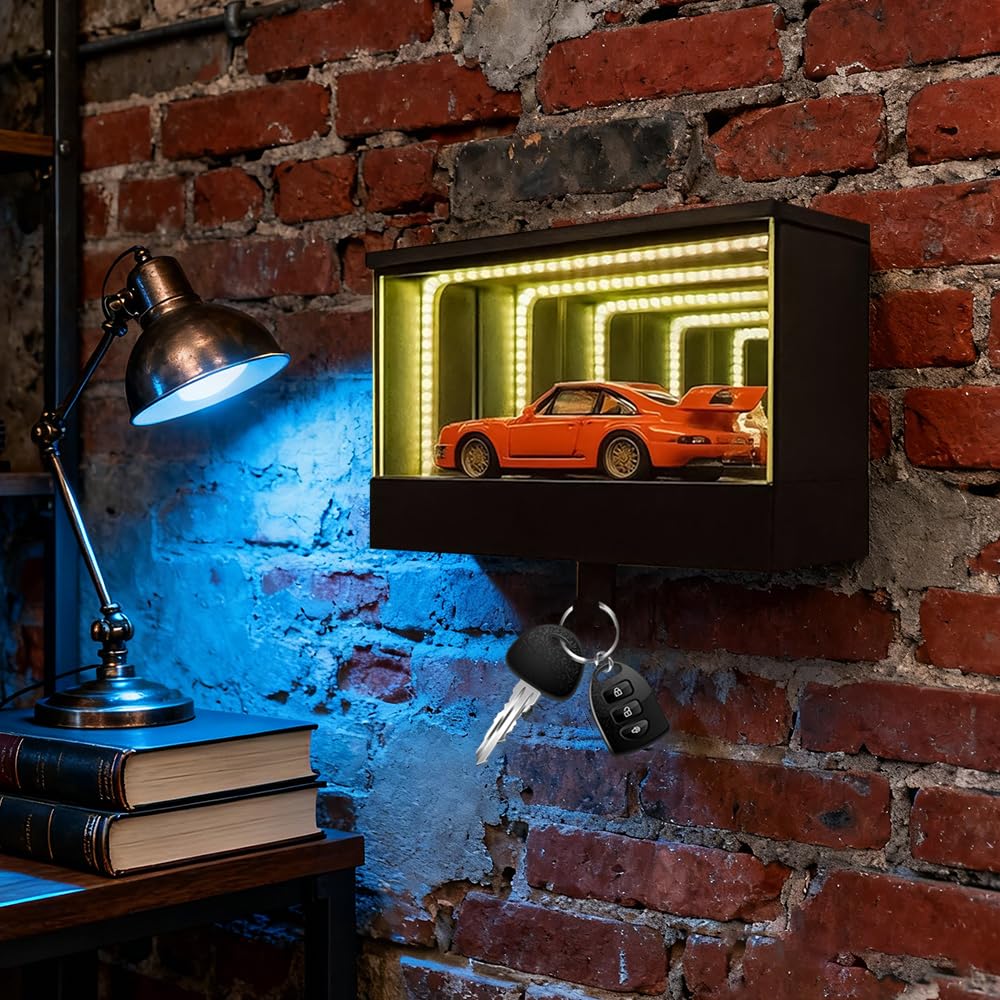 Infinity Garage Portachiavi con funzione di ricarica USB, con luce LED, portachiavi con sensore di movimento, display chiave auto, regalo decorativo per gli amanti delle auto