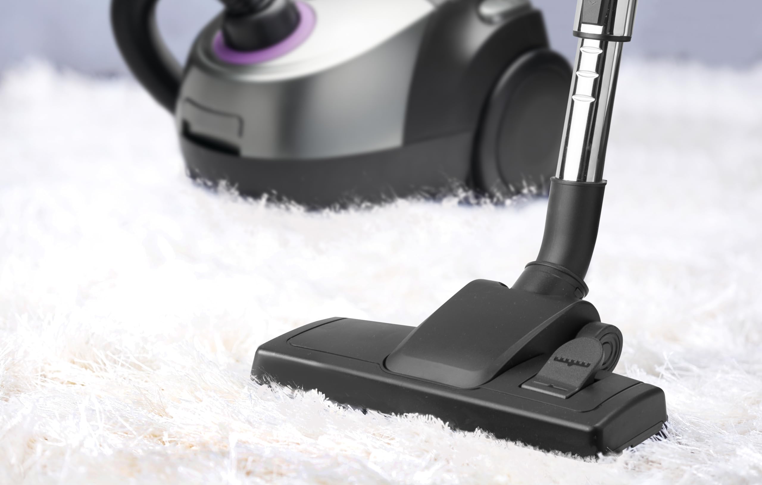 Bestron Aspirateur avec Sac, aspirateur de Sol avec 3 Sacs à poussière, Manche télescopique de 94cm et suceur de Sol commutable, Rayon d'action de 7.5m, Filtre HEPA12 et microfiltre Lavable, Violet