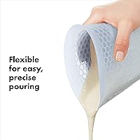 Vista 5 de 1 taza de medir de silicón para exprimir y verter, con patrón Stay-Cool, de la marca Oxo Good Grips, Transparente