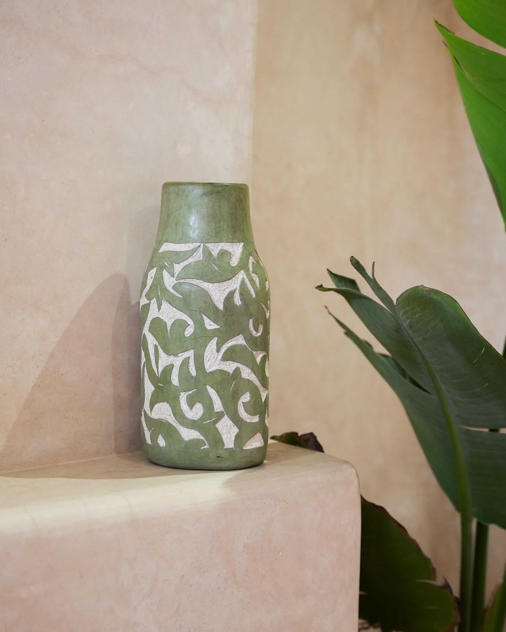 Vase terre cuite vert fait main avec motifs blancs sculptés pour bouquet