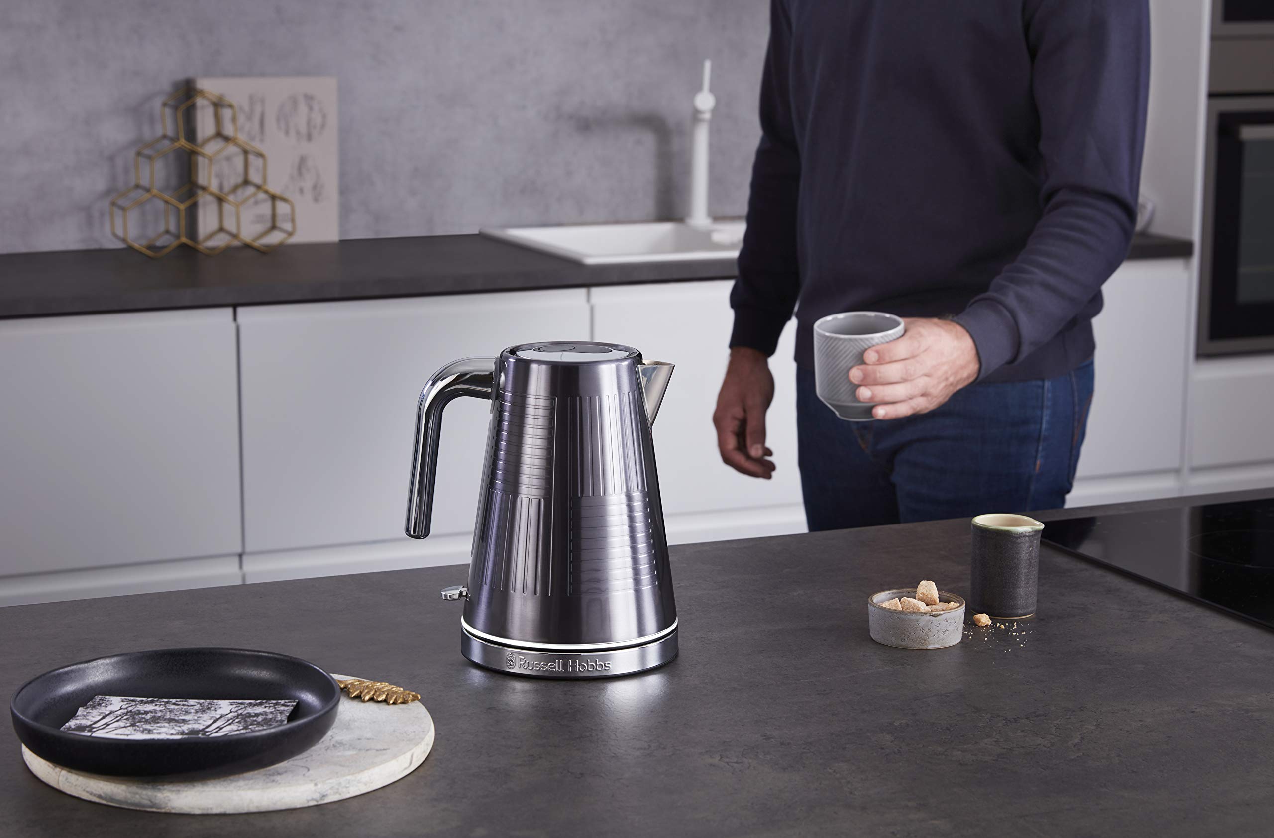 Russell Hobbs Wasserkocher [1,7l, 2400W] Geo Edelstahl Grau (Schnellkochfunktion, herausnehmbarer Kalkfilter, Wasserstandsanzeige, autom. Deckelöffnung, optimierte Ausgusstülle) Teekocher 25240-70