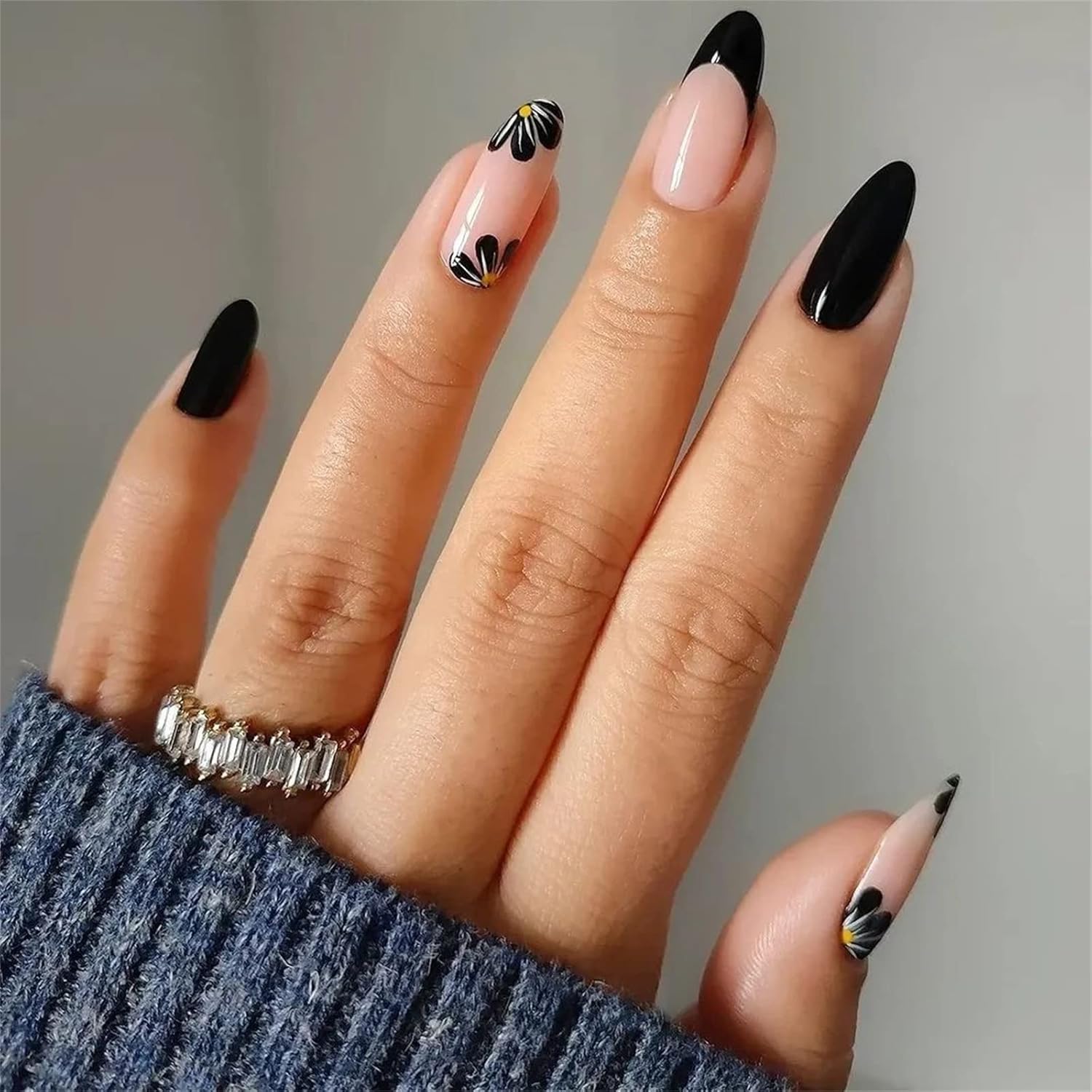 VOTACOS Press on Nails Short Almond Fake Nails Black False Nails with Daisies Design