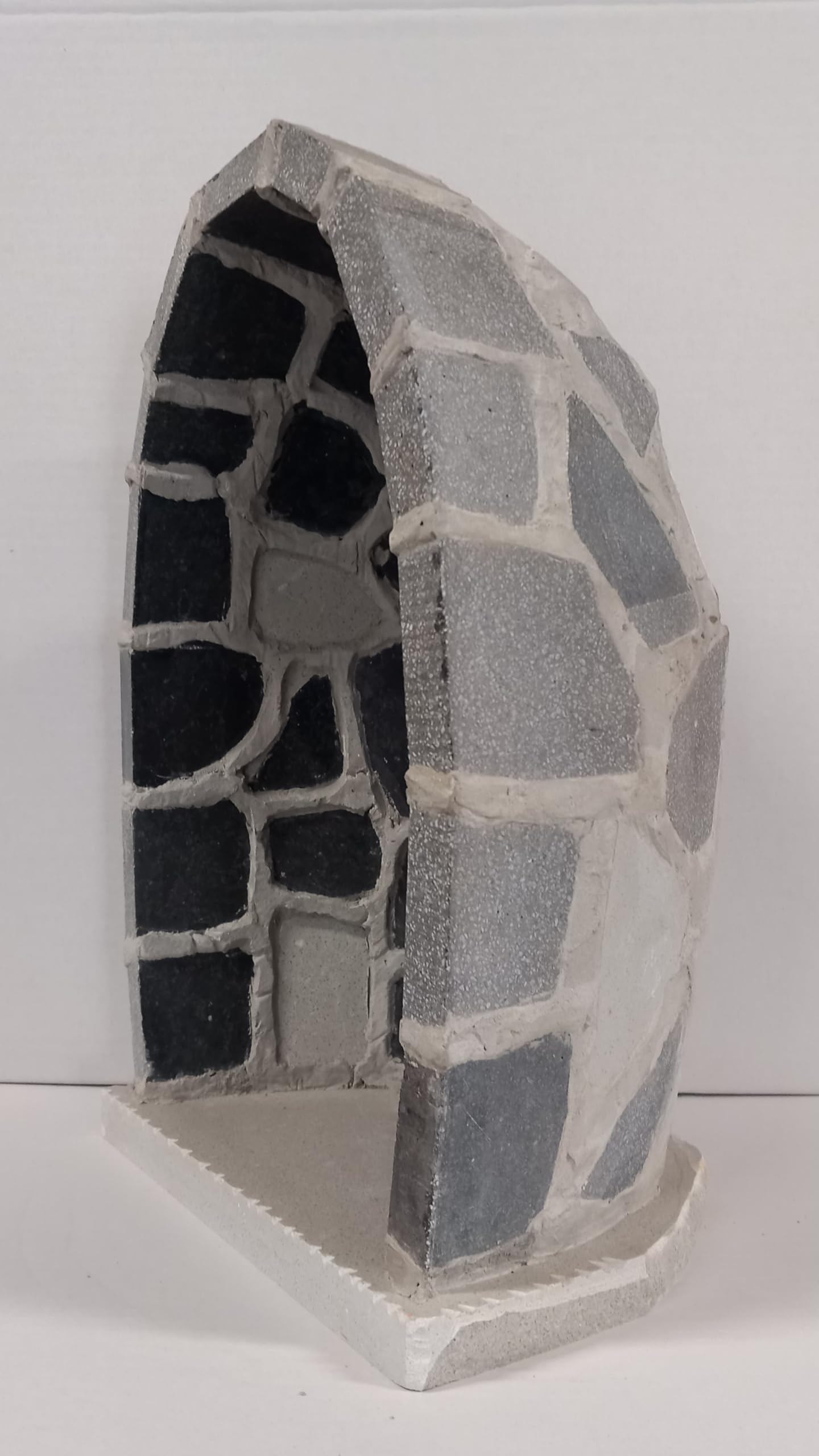 ArteSacraCaravaggio Grotta per statua artigianale in marmo grigio con inserti e base in pietra serena cm 37 x 27 realizzata interamente a mano di produzione artigianale italiana