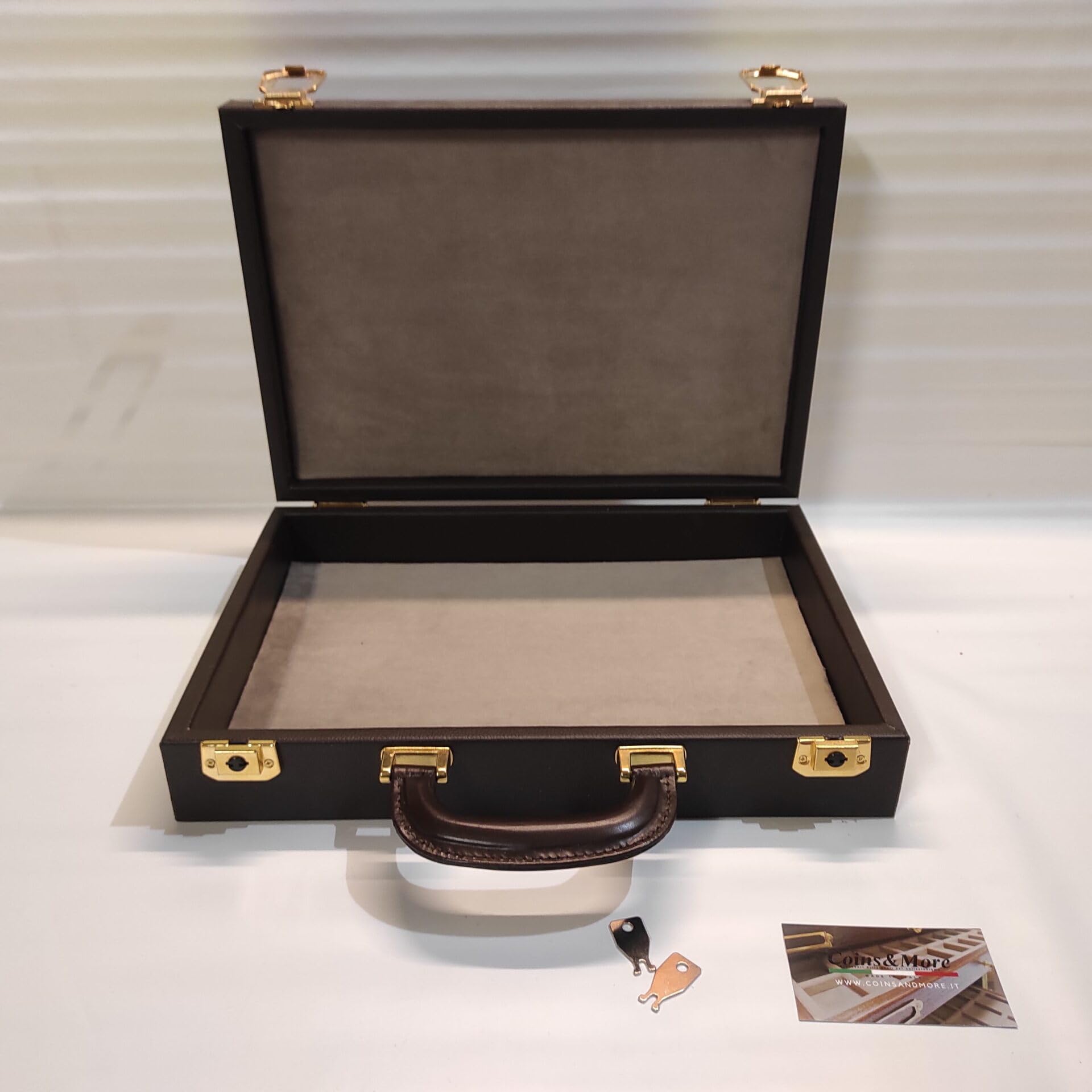 Maletín para bandejas numismáticas en ecopiel martillada marrón Oscuro, Interior en Terciopelo tórtola, Cierre con Llave – Caja de colección Hecha a Mano