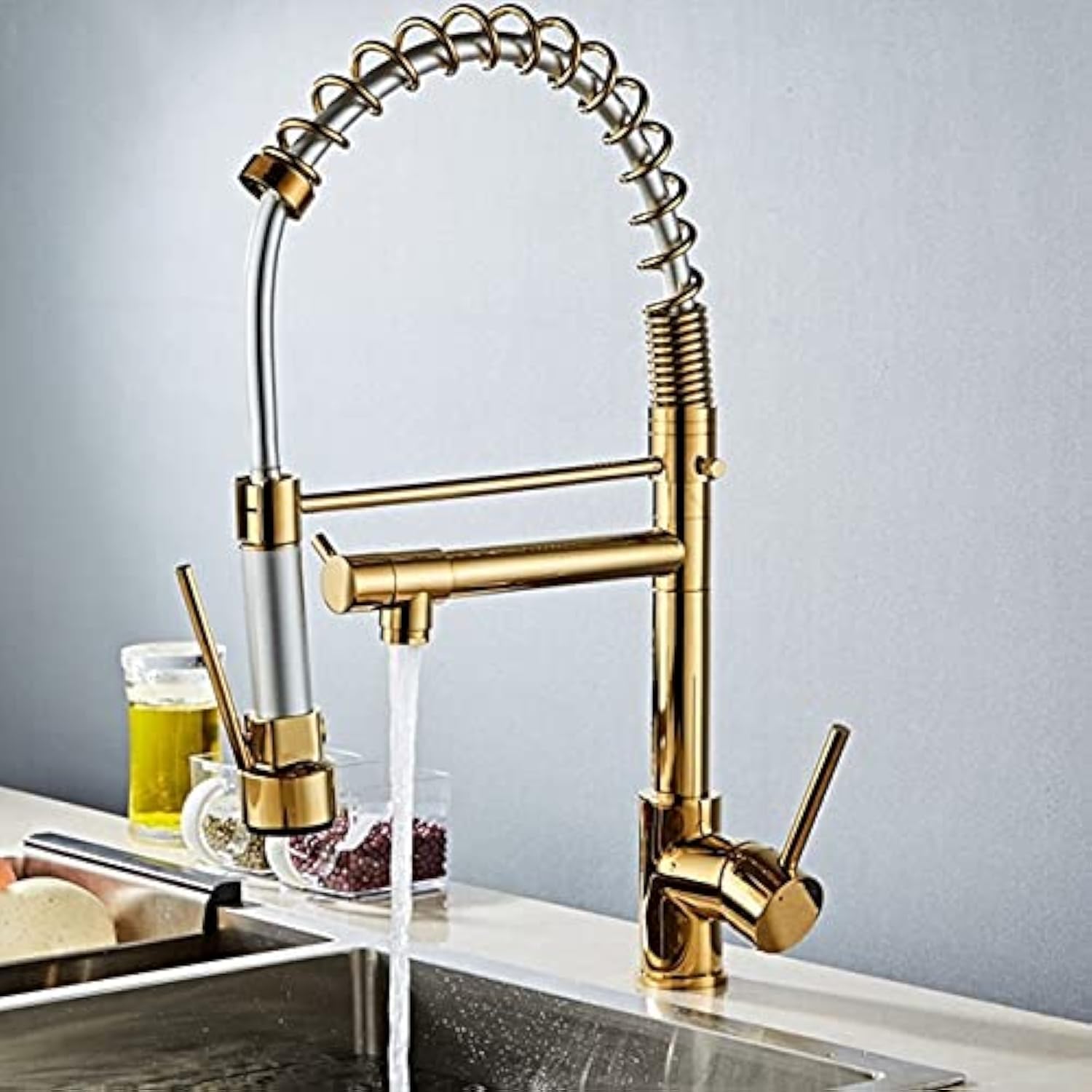 Robinet en laiton brossé doré avec douchette rotative pour cuisine moderne chic