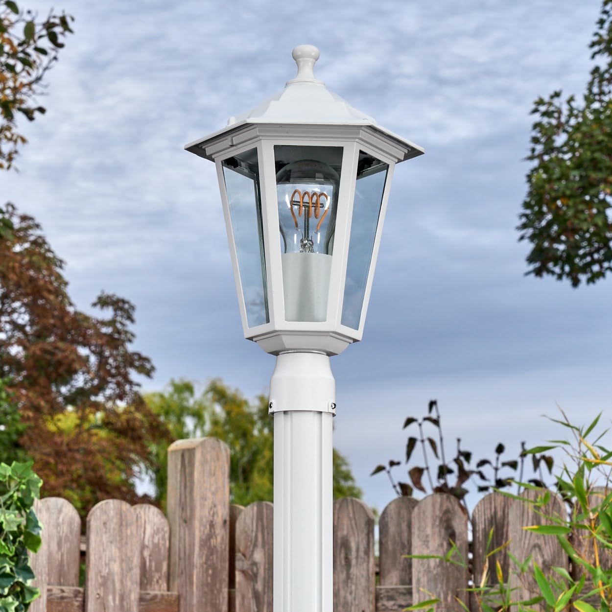 HOFSTEIN Candélabre Loria, éclairage extérieur de chemin en métal/verre blanc/clair, éclairage de chemin au design vintage/antique/rustique pour jardin, extérieur, cour, hauteur 190 cm, 1 x E27, IP44
