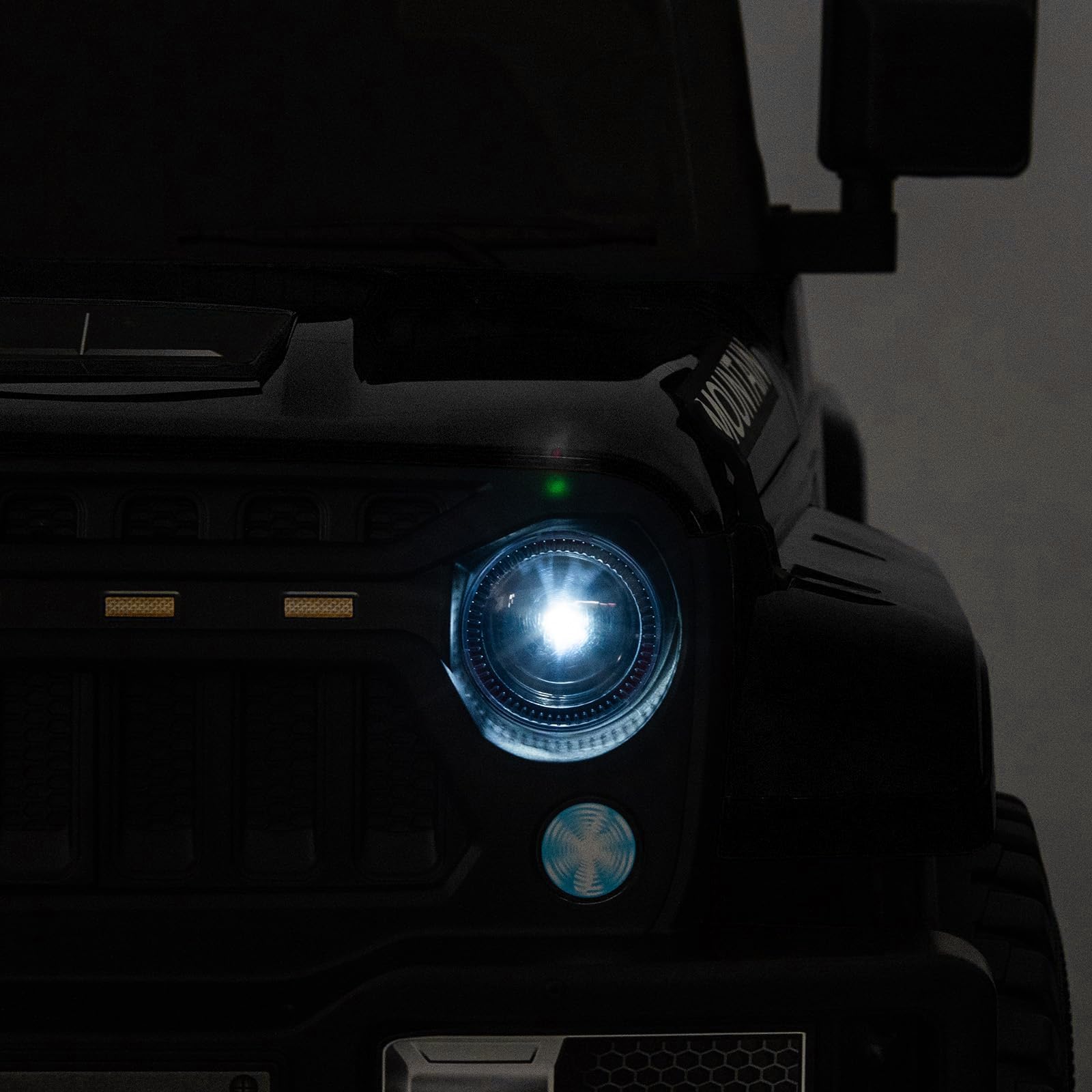 12V Kinder Elektroauto mit Fernbedienung – 2x35W Motoren, bis 5 km/h, LED-Lichter, Musik, Hupe, Federung, Sicherheitsgurt – Elektrisches Kinderfahrzeug Geschenk – Schwarz