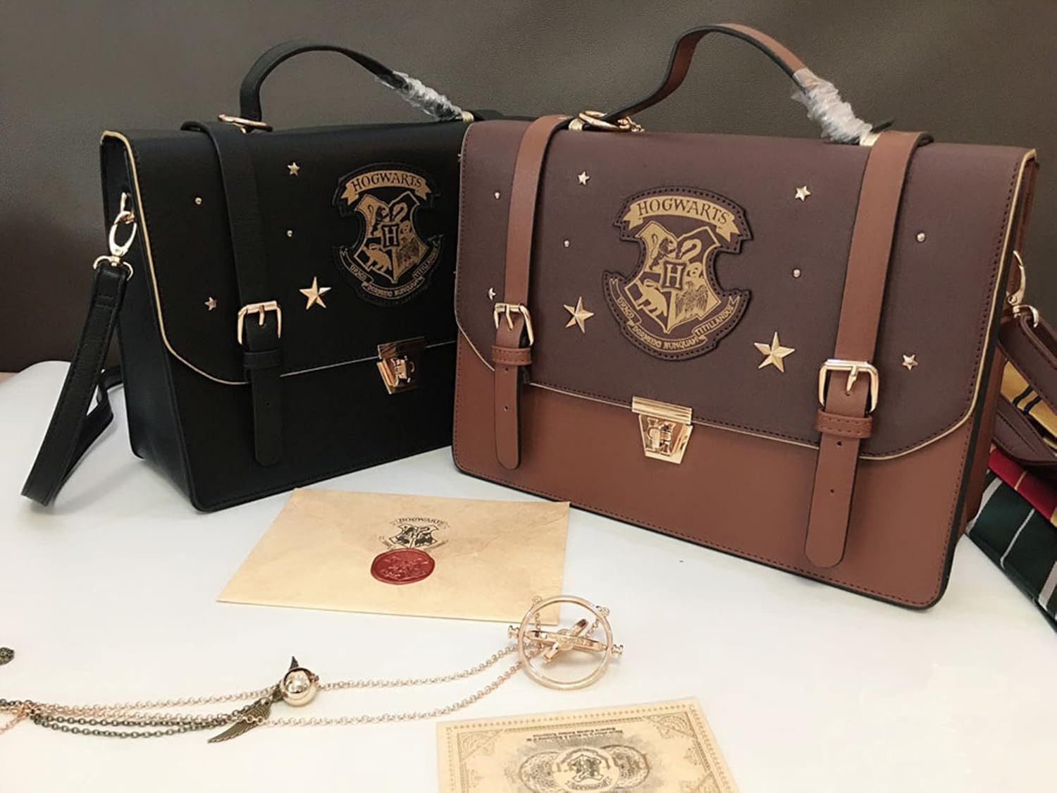 Amazon.co.jp ハリーポッター バック レディース レザー ショルダー ホグワーツ魔法魔術学校の紋章 大容量 バッグ デート インチPC収納 メッセンジャーバッグ 通勤 通学 男女