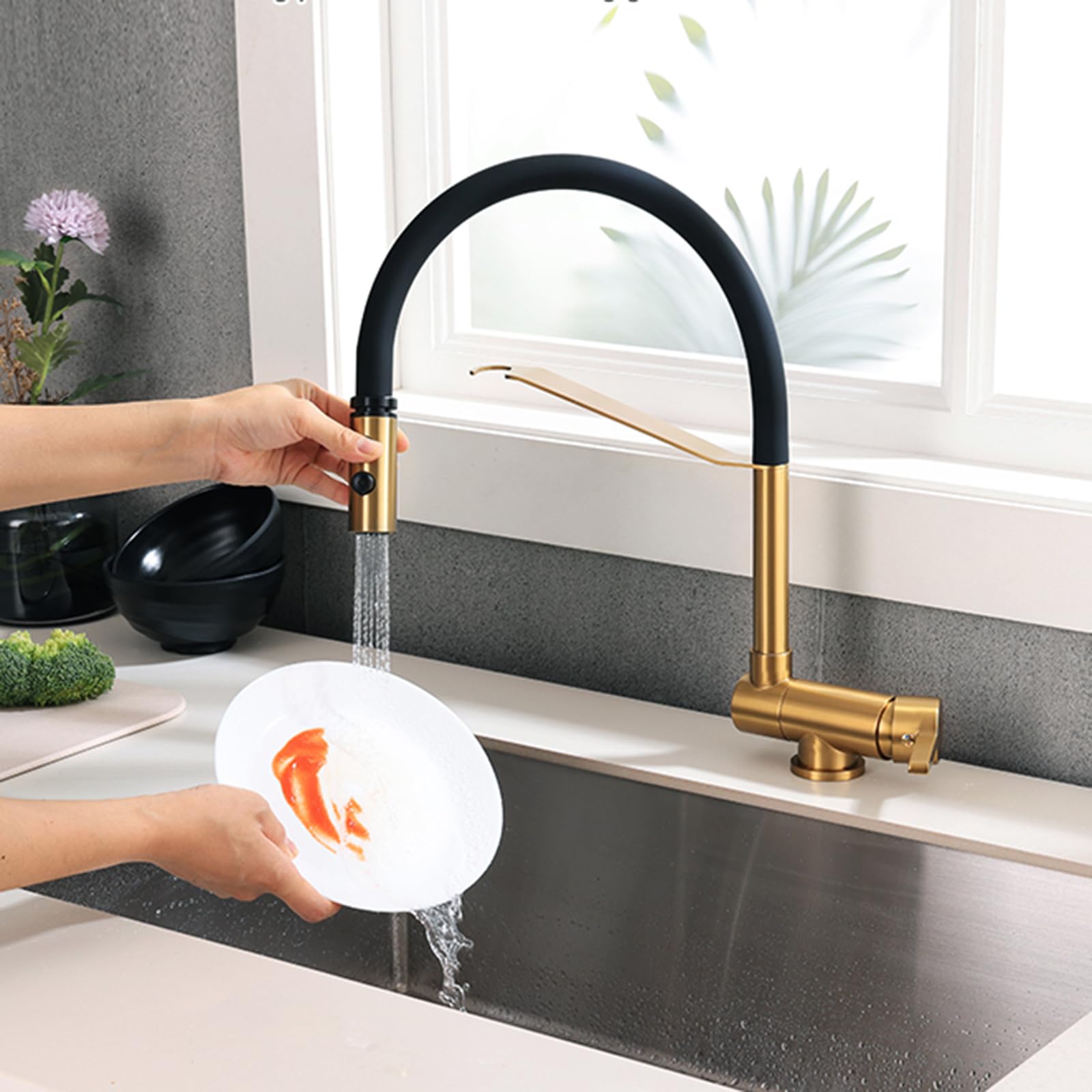 Robinet de cuisine en or brossé escamotable pour évier devant fenêtre et camping-car