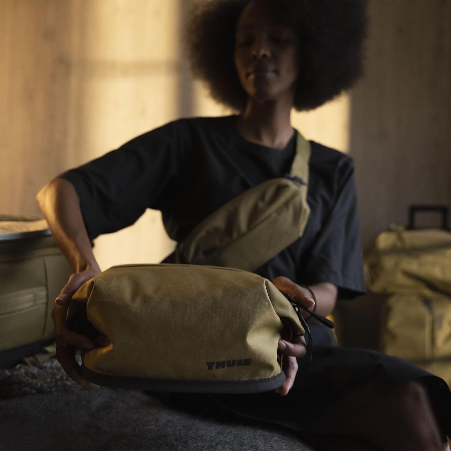 Thule Aion Toiletry Bag - Water-resistant bag for toiletries, makeup & shaving essentials - Removable liquids bag included - Easy to clean - Snap loop for easy hang - Waxed, PFC-free fabric