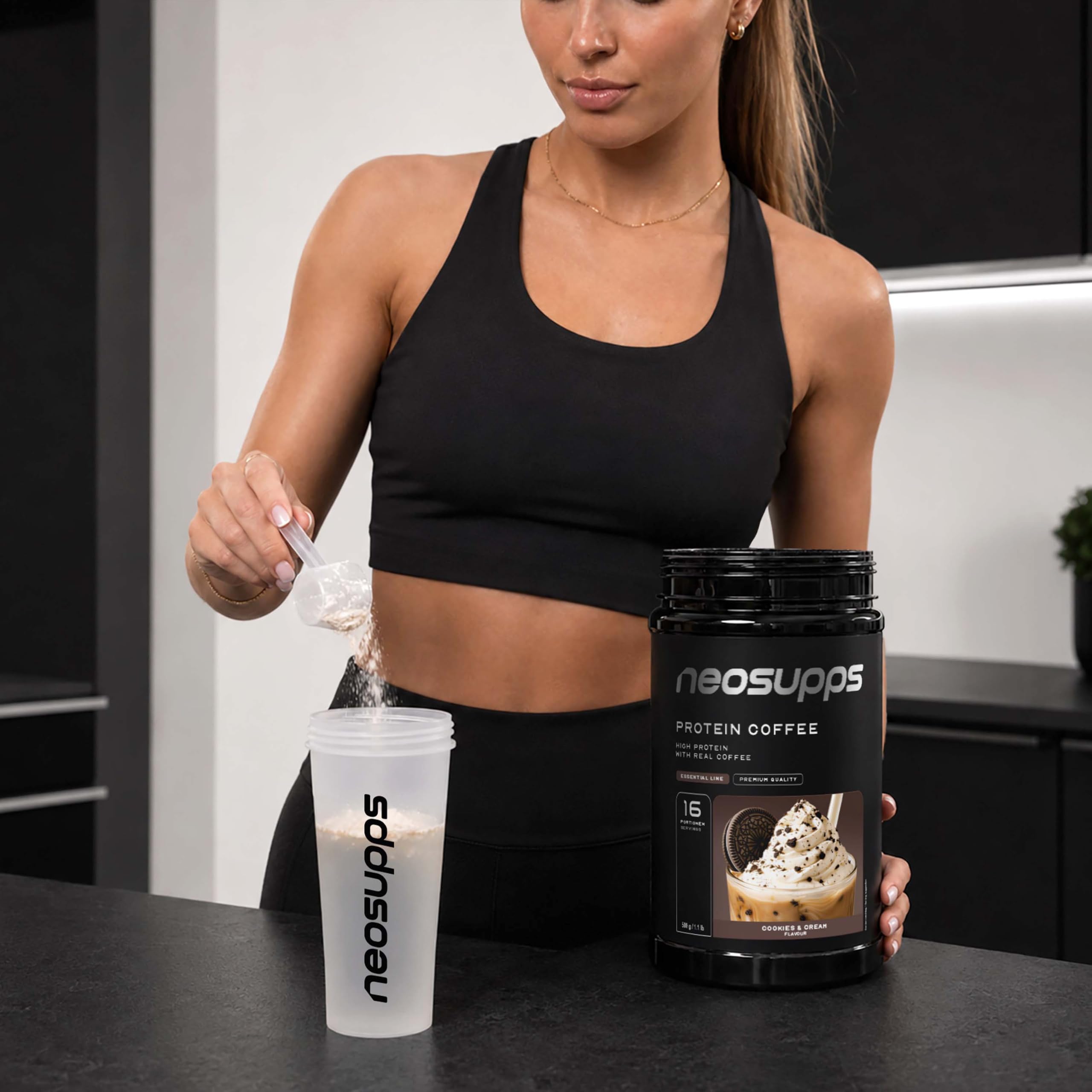 NEOSUPPS Protein Coffee Cookies & Cream 500g, Eiweißkaffee mit 20g Molkenprotein & 80mg Koffein pro Portion, Low Sugar Protein Drink mit echtem Kaffee & Cookie-Stückchen