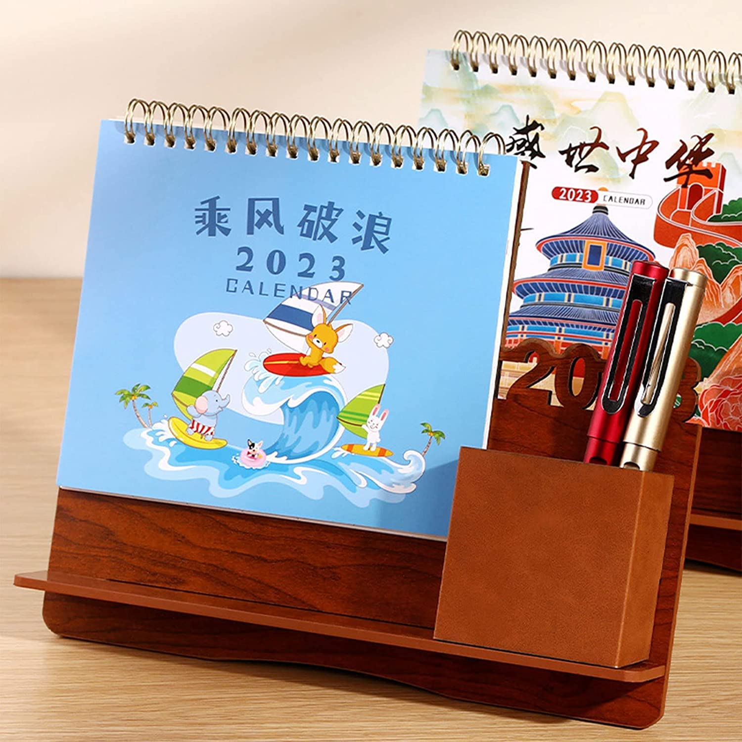 OLOTU Kalender Kreativer Kalender, Stehender Flip-Desktop-Kalender mit Holzsockel, Stifthalter-Set, Telefonhalter, Tischkalender 2023 Geplant