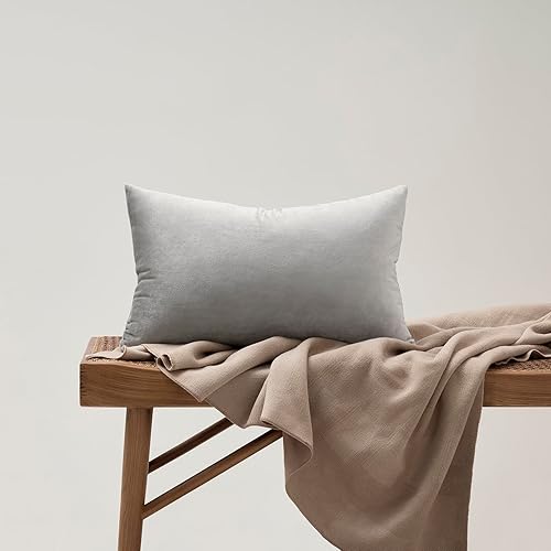 Vista 235 de GIGIZAZA - Juego de 2 fundas de almohada decorativas de 18 x 18 pulgadas, fundas de almohada cuadradas de terciopelo verde azulado pavo real