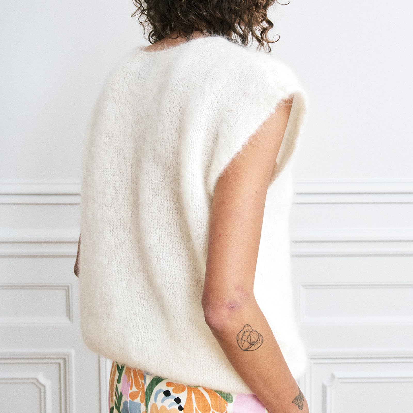 Gilet en tricot pour femme avec col en V boutonné sans manches en tricot court ouvert sur le devant