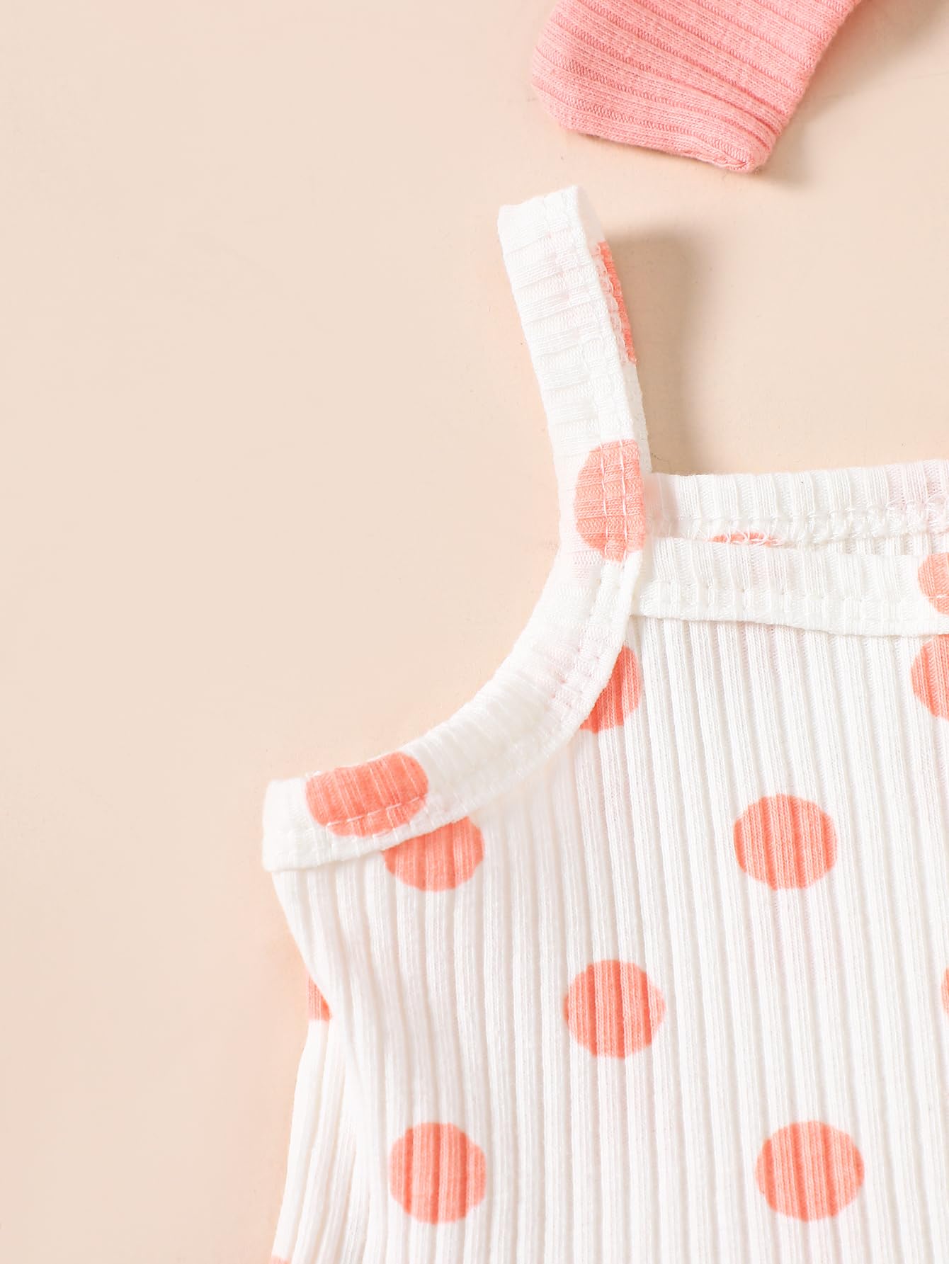 Conjunto de 3 piezas de ropa de verano para bebé niña con lunares, camiseta con volantes, pantalones cortos y diadema — view 4