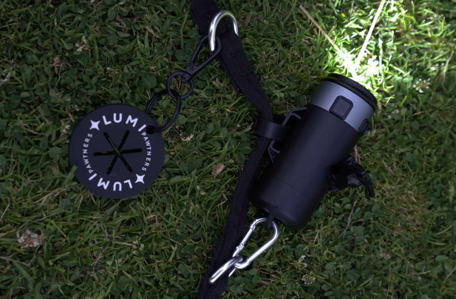 Lumi Hundekotbeutelhalter mit LED-Taschenlampe, freihändiges Gassigehen mit Karabinerhaken und Beuteln, ideal für Camping, Outdoor und Beleuchtung Ihres Weges, Blau