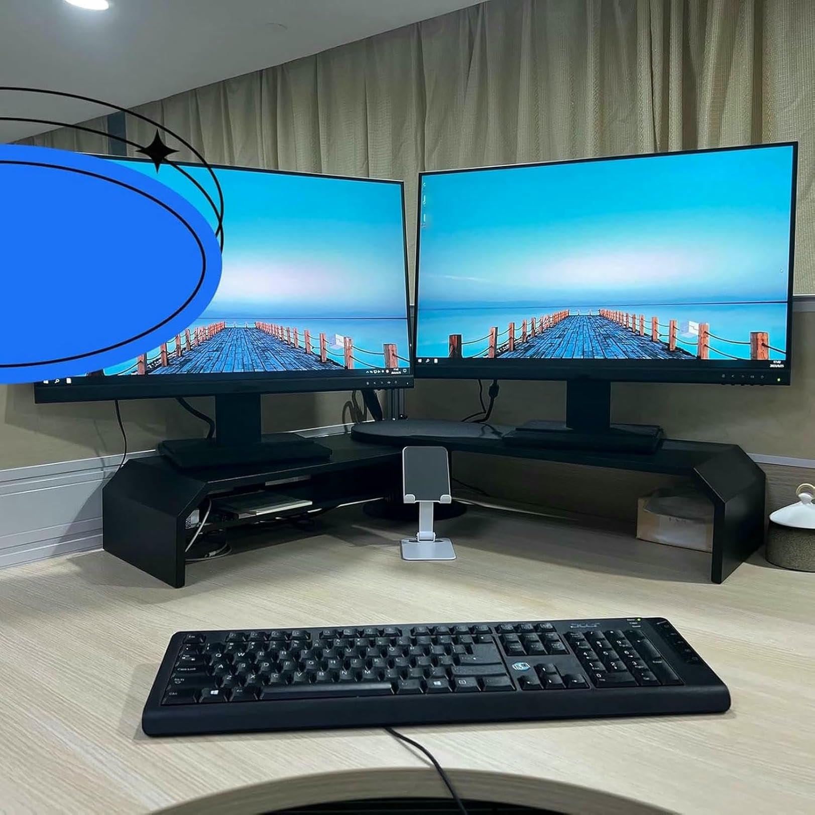 Support d'écran double réglable et rotatif pour optimiser un bureau en angle