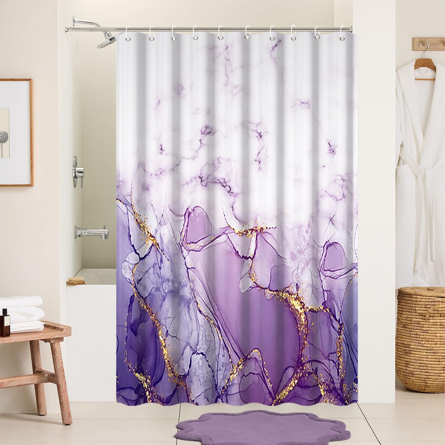 Rideau de douche anti-moisissure en tissu violet effet marbre pour préserver votre salle de bain