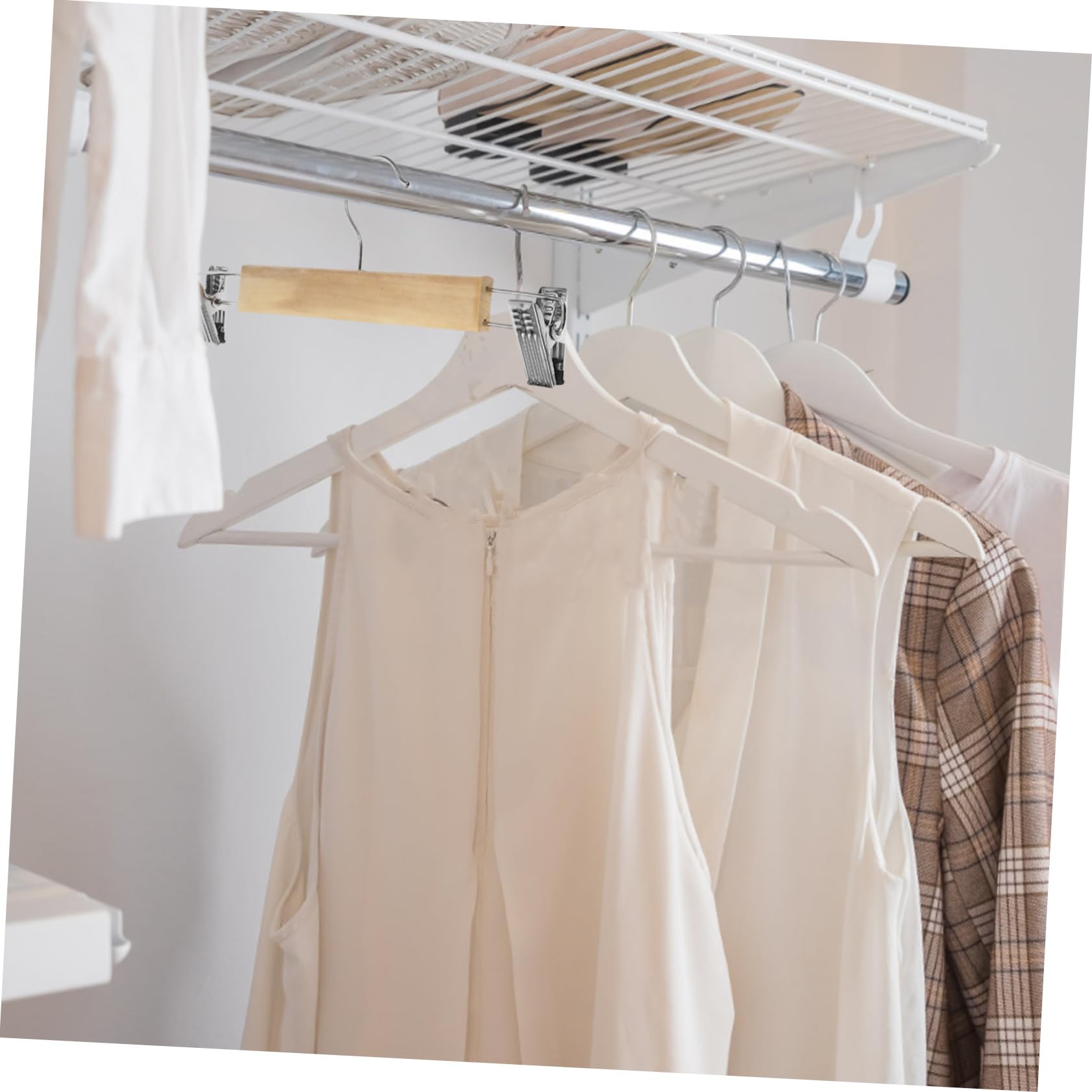 PRETYZOOM 10 Pezzi Appendini per Pantaloni e Gonne con Clip in Acciaio Inox e Struttura in Legno, Salvaspazio e Resistenti per Organizzazione Armadio