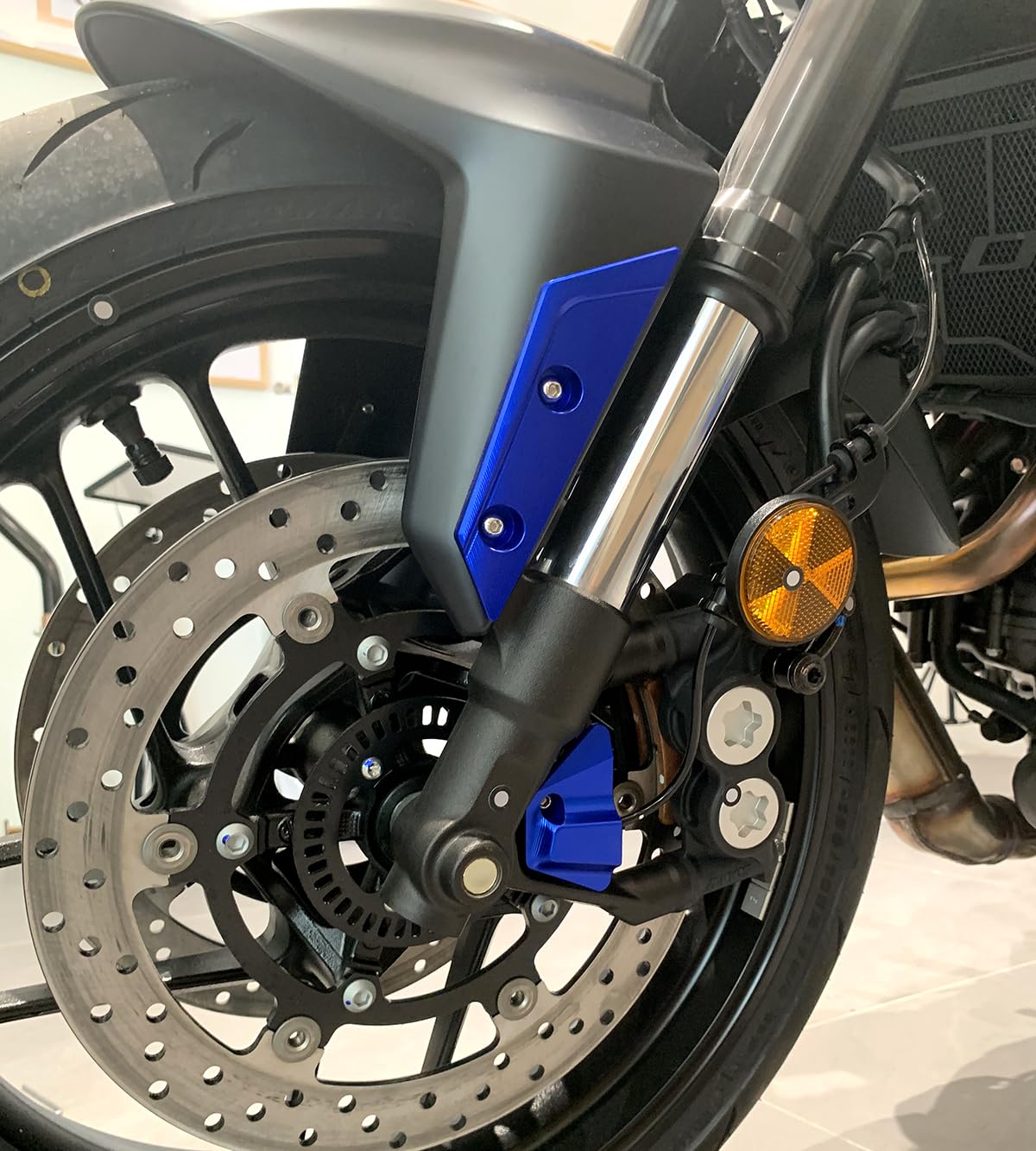 Für MT 07 MT-07 FZ07 MT07 2025 2026 Zubehör Motorrad Vorderrad Kotflügel Seitenabdeckung Seitliche Kupfer Schutzplatte Schieber Dekorative Abdeckung aus CNC Aluminium (Rot)