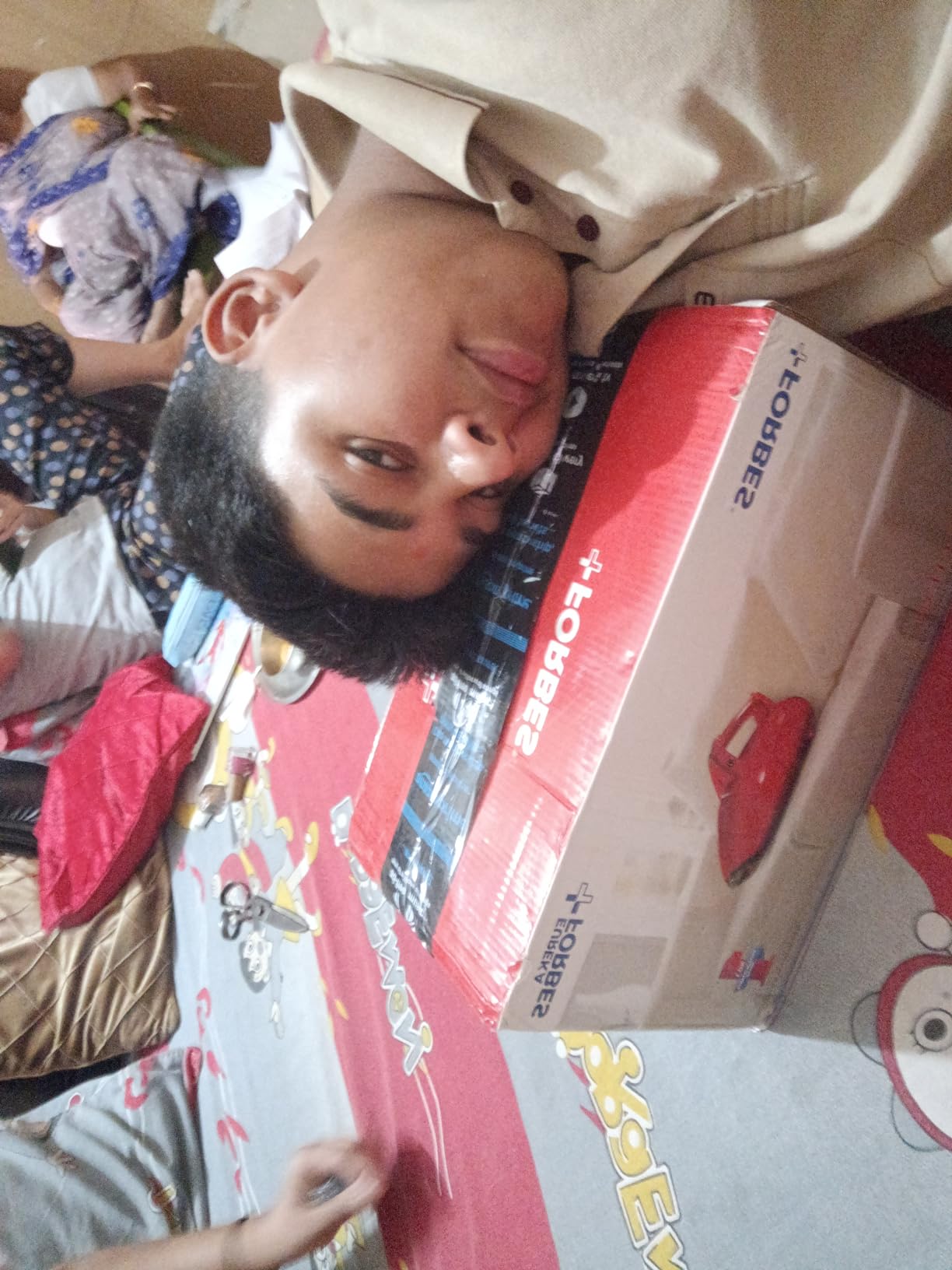 Eureka Forbes Super Clean Handheld Vacuum Cleaner (Red/Black),0.5 Liter