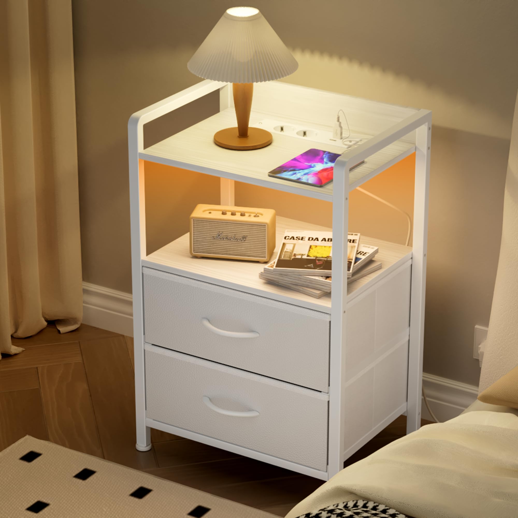 YOUDENOVA Comodino Camera da Letto, Set di 2 Comodini con Luci LED, Presa di Corrente e 2 Porte USB, ComodinI Moderno con 2 Cassetti in Tessuto e 2 Livelli, 30 x 40 x 62cm, Bianco Nuvola