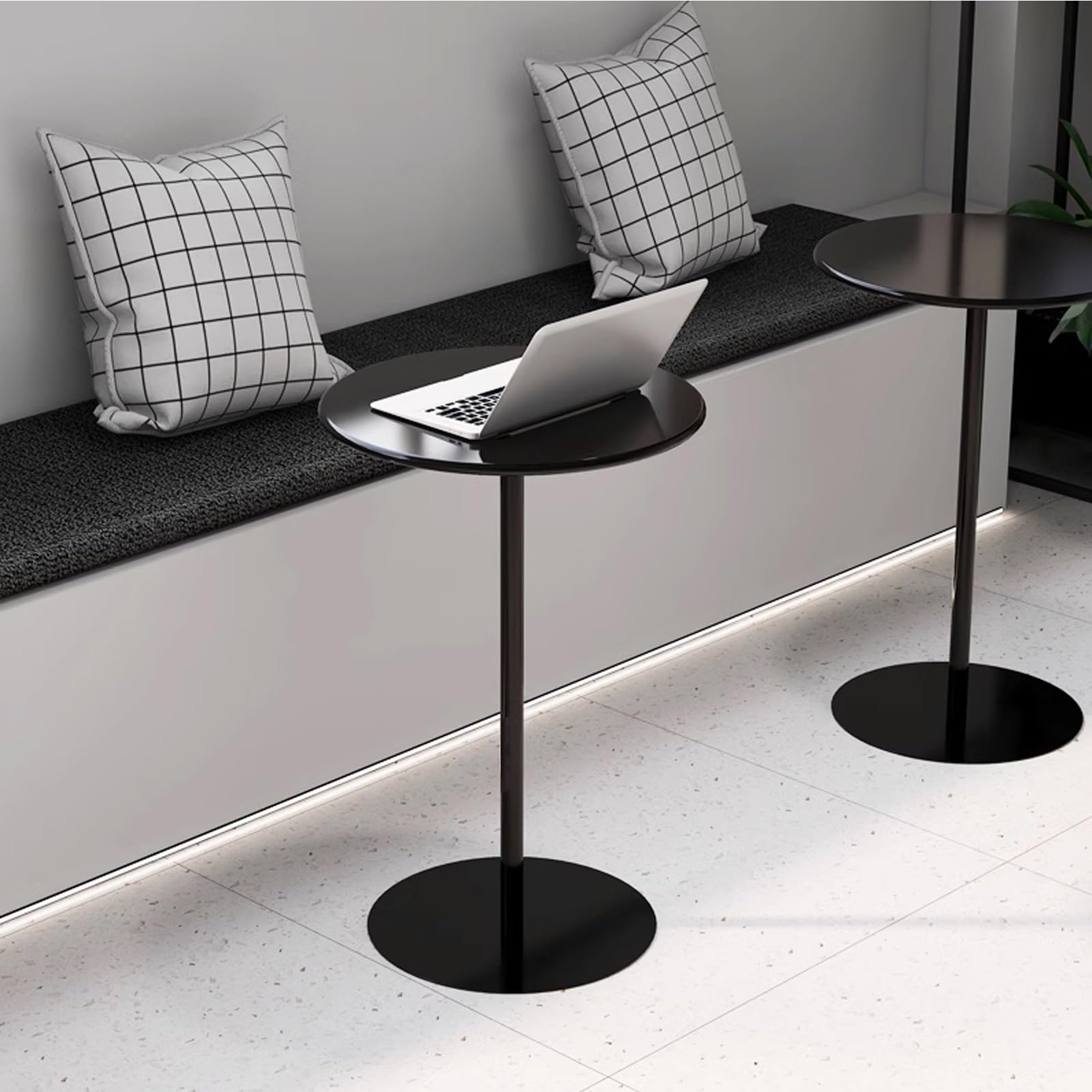Table de bistro ronde noire et petite table de bar extérieure pour balcon et salon