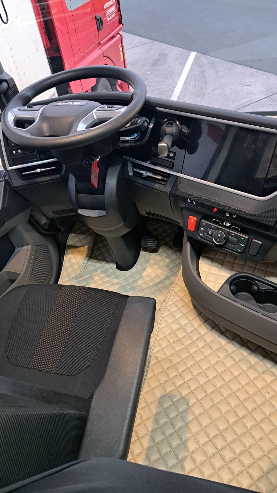 Alfombrillas para CAMIÓN + TAPIZADO DE TABLERO, conductor en lado izquierdo, diseñadas para DAF XG 106 2021+, EURO 7, AUTOMAT, 2 asientos neumáticos, de piel ecológica color BEIGE