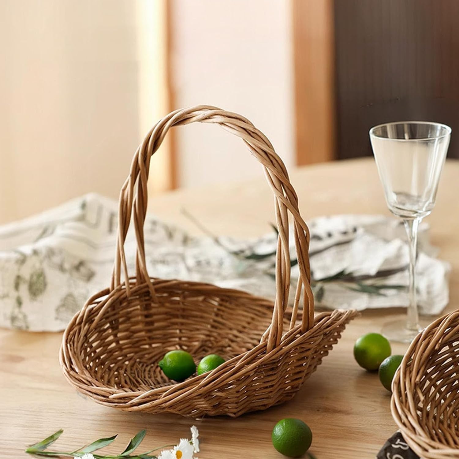 エレガントなラタンの手編みウィッカーフラワーバスケットポータブルフラワーアレンジメントポット結婚式やホームデコレーション用