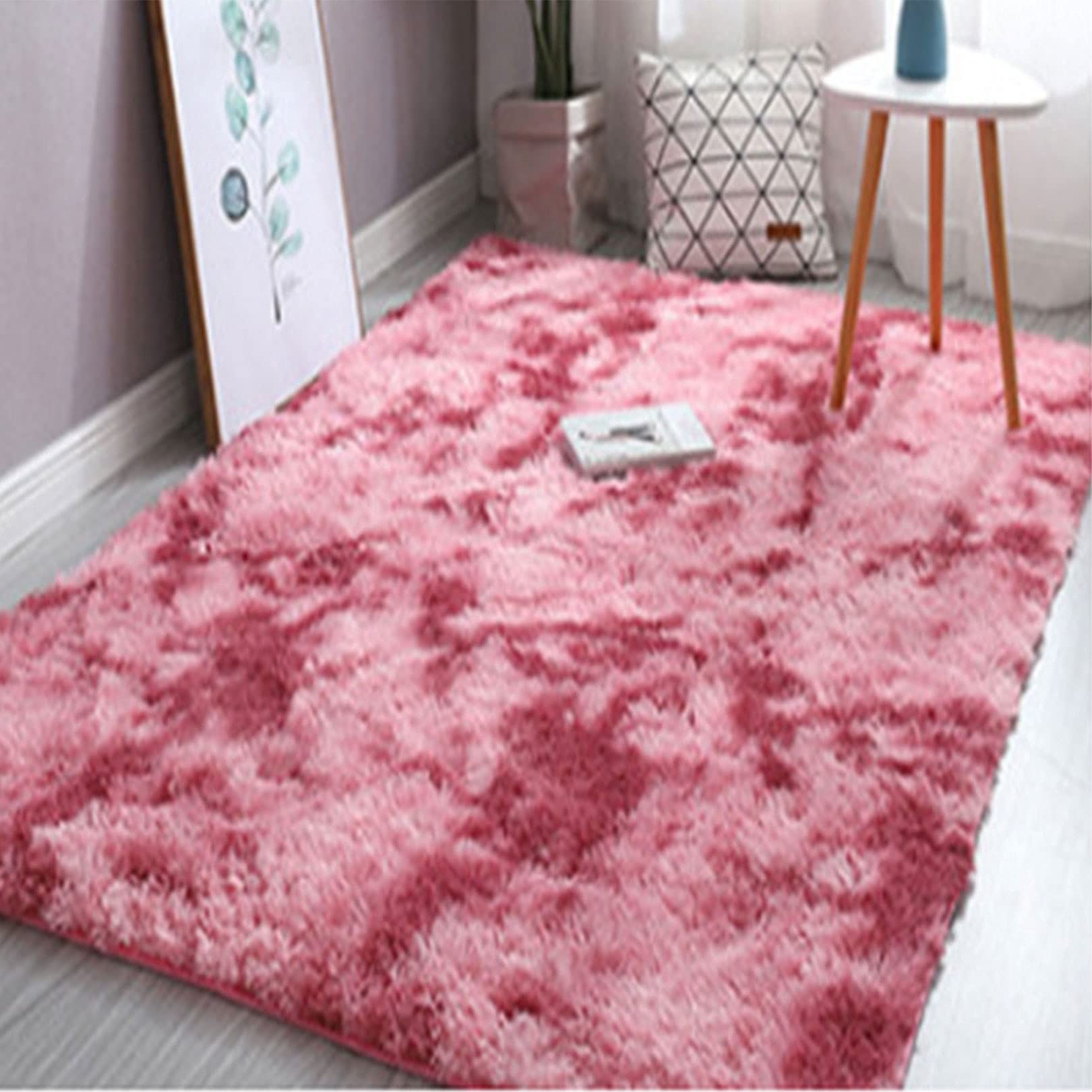 Tapis de salon en peluche rouge et rose pour créer un coin lecture cosy