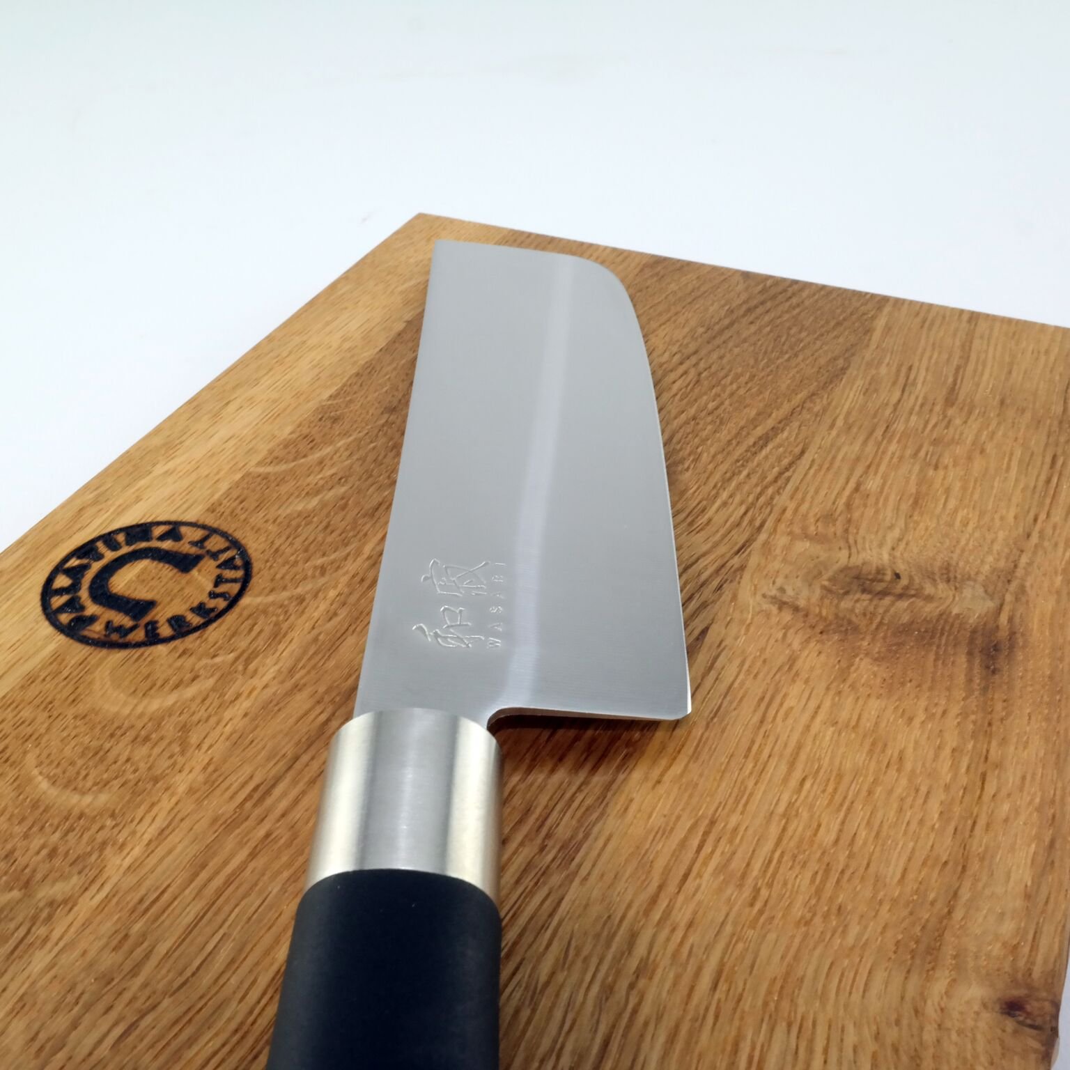 KAI Wasabi Black Geschenkset Nakiri Messer Japanisches Küchenmesser ultrascharf mit Eiche Schneidebrett 30x20 cm – Gemüsemesser Set für Hobbyköche & Küche