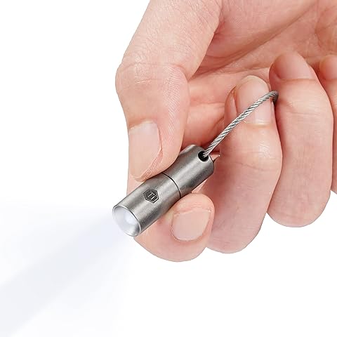 KeyUnity KF00 - Mini llavero de titanio con linterna LED, 15 lúmenes, luz de antorcha eléctrica a prueba de agua, tamaño de mano, modo único para acampar, senderismo (Plata)