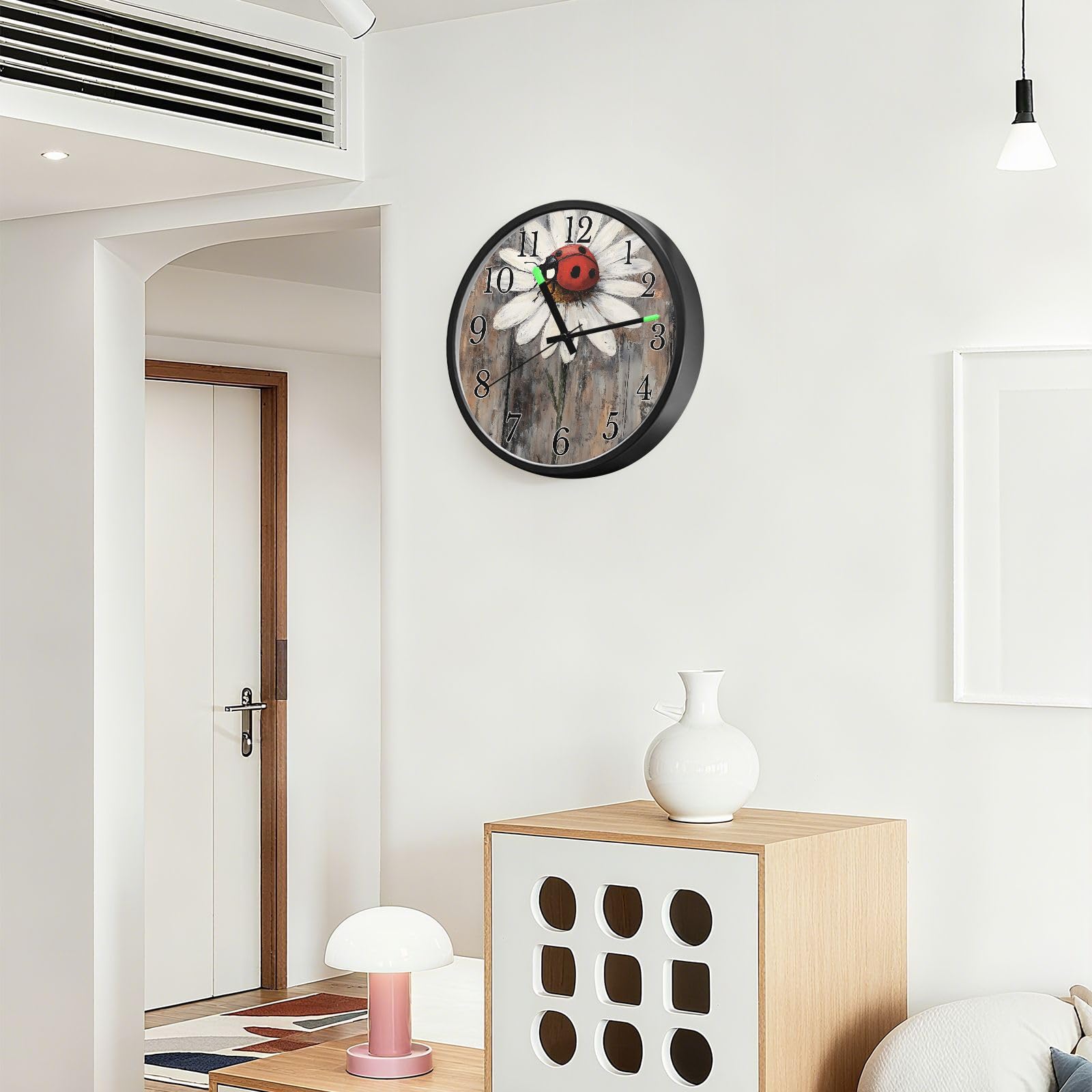 Mnsruu White Daisy - Reloj de pared de madera con diseño de mariquitas, funciona con pilas, silencioso, brilla en la oscuridad, para sala de estar, cocina, 30,5 cm