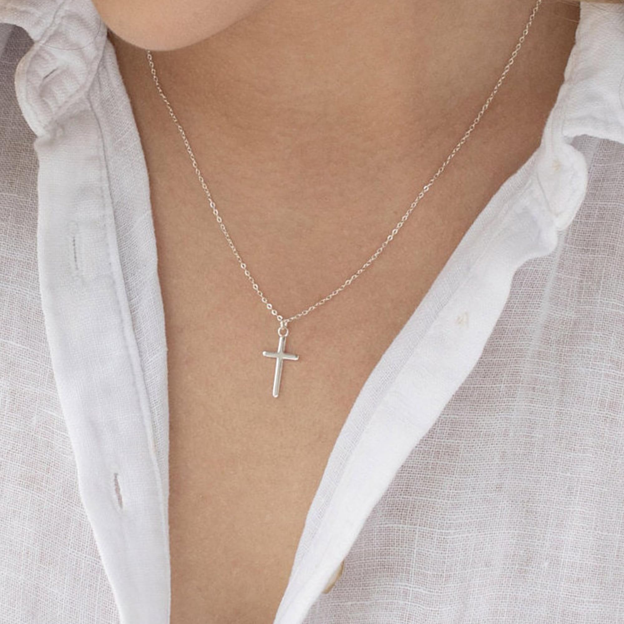 Croce da donna: gioielli con piccolo girocollo laterale placcato in oro
