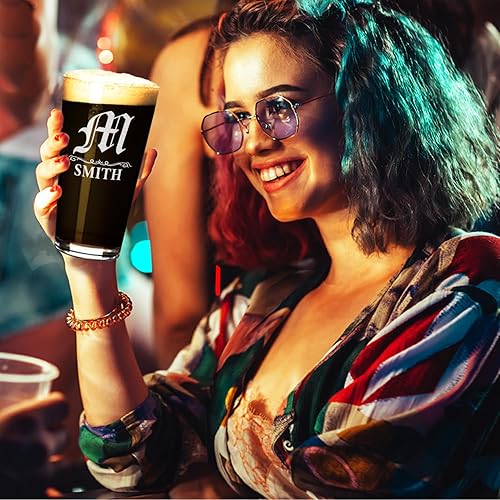 Miniatura 7 de Vaso de cerveza personalizado elaborado con monograma grabado con monograma grabado de 16 onzas con fondo rojo, taza personalizada, regalo de